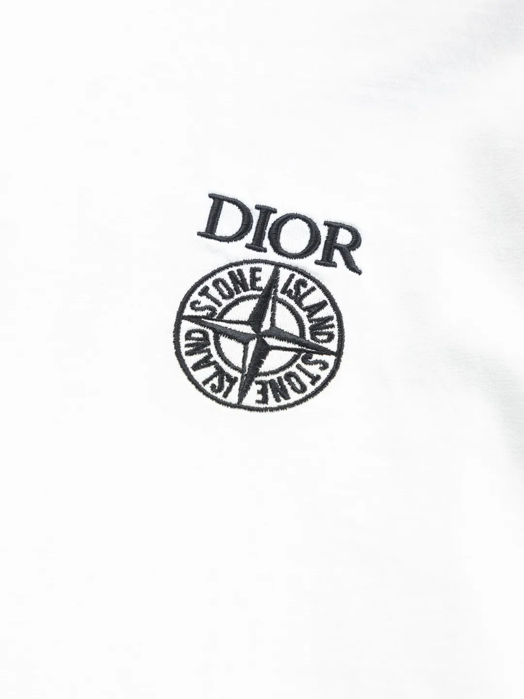 🅿️190 Dior micro wide version CD 25ss new exclusive limited Dior x stone island Dior x stone island joint🪡 embroidery pattern As the leader in the luxury world, the D family is well-deserved. The first thing that catches the eye is the loose and comfortable black and white solid color version of the piece we are going to talk about today. The ribbed round collar has become the best modification of its version, and the D family has the upper body LOGO listed on the front, and the unique embroidery design of the letter logo patch highlights the texture! The most traditional modification method combined with the simplest color scale contrast forms the strongest and direct contrast, and this is often the most concise and clear minimalist modification method~~A nostalgic classic atmosphere also spreads in this work inadvertently! ! Featuring a distinctive 47 logo patch embroidery on the front, a unique tribute to Dior's historic year! Coupled with the blessing of 320 grams of cotton material, both the upper body comfort and the existence are unparalleled. It can be said to be a must-have companion in summer. The excellent breathability and comfortable wearing feeling are unparalleled~ Recommended! ! Color: Black and White Size: S-XL Size chart: S: Shoulder width 55-Bust 56-Length 71.5 M: Shoulder width 56.5-Bust 58-Length 73 L: Shoulder width 58-Bust 60-Length 74.5 XL: Shoulder width 59.5-Bust 62-Length 76