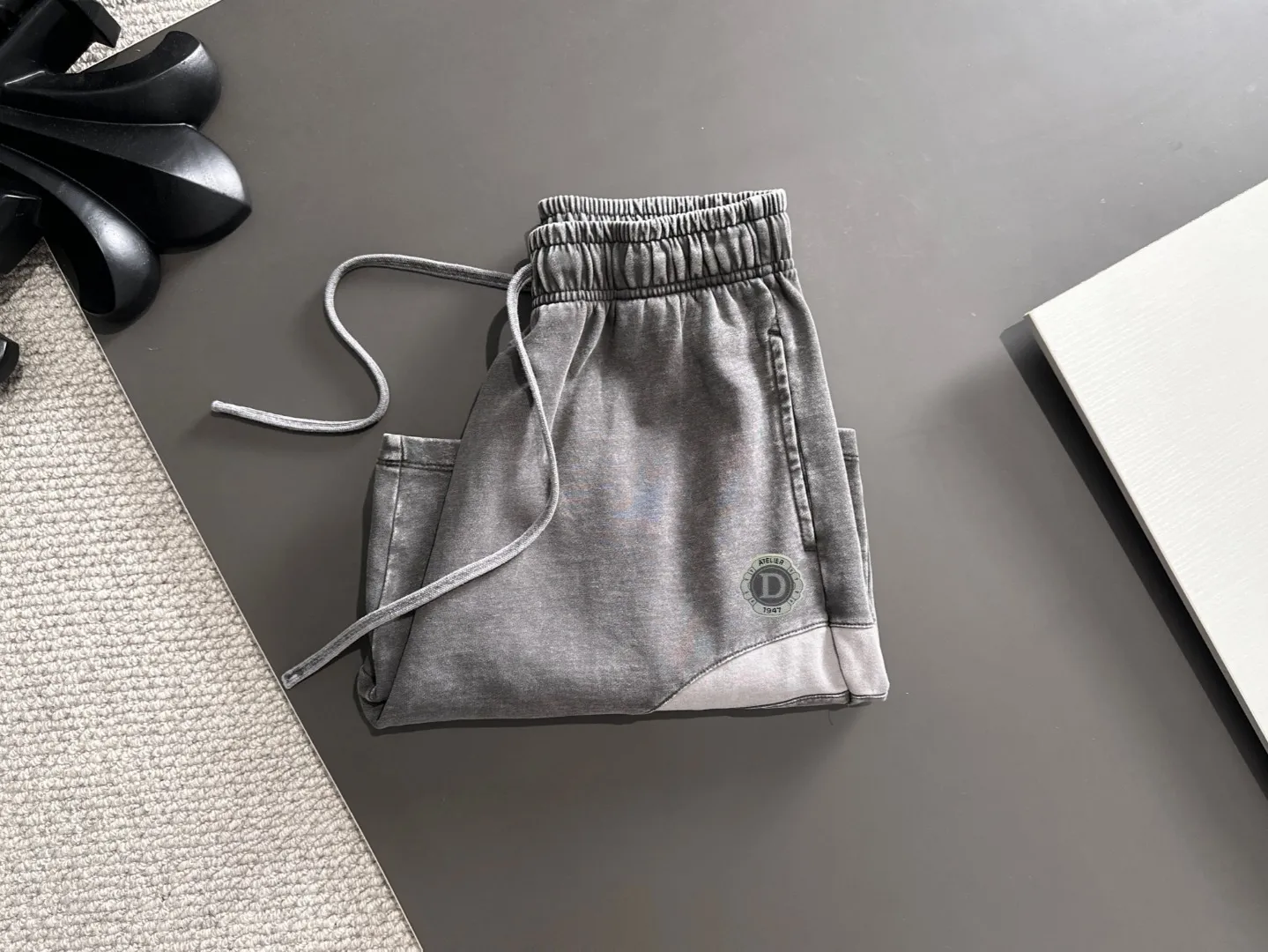 🅿️330 shipped next day, high quality DIOR/Dior 2025 spring and summer new casual solid color loose shorts with elastic band, two needle stitches at the hem of the trousers, fine and firm stitching, custom-made fabrics at the counter with high breathability and comfort, impeccable details, brand element design concept, reflecting high quality. It feels delicate and soft! It presents a casual cut and the upper body shape is great! Size: S-XXL