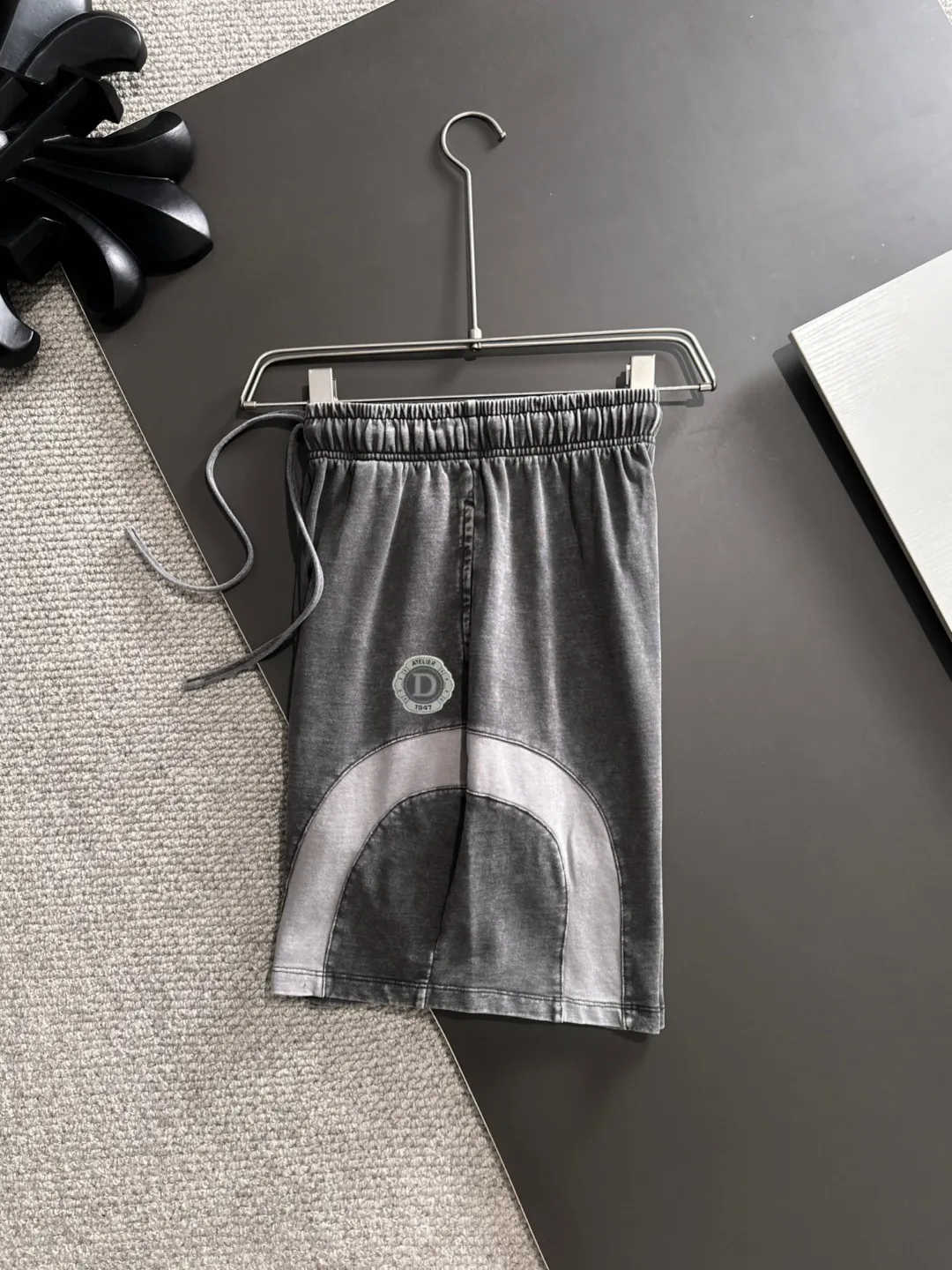 🅿️330 shipped next day, high quality DIOR/Dior 2025 spring and summer new casual solid color loose shorts with elastic band, two needle stitches at the hem of the trousers, fine and firm stitching, custom-made fabrics at the counter with high breathability and comfort, impeccable details, brand element design concept, reflecting high quality. It feels delicate and soft! It presents a casual cut and the upper body shape is great! Size: S-XXL