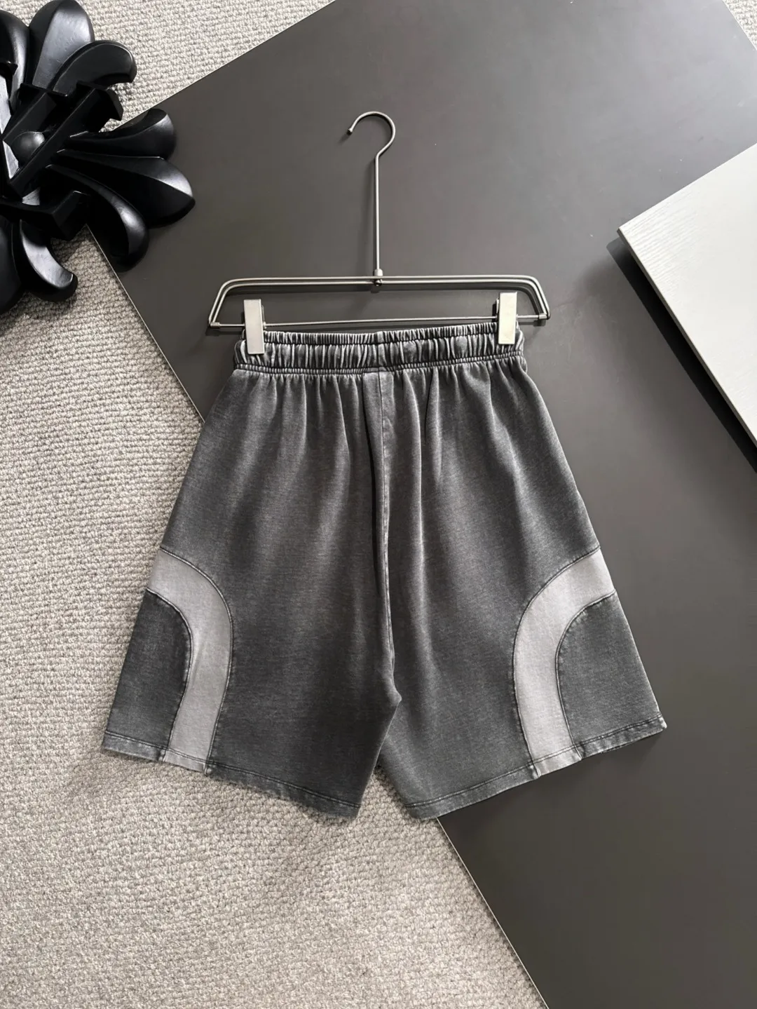 🅿️330 shipped next day, high quality DIOR/Dior 2025 spring and summer new casual solid color loose shorts with elastic band, two needle stitches at the hem of the trousers, fine and firm stitching, custom-made fabrics at the counter with high breathability and comfort, impeccable details, brand element design concept, reflecting high quality. It feels delicate and soft! It presents a casual cut and the upper body shape is great! Size: S-XXL
