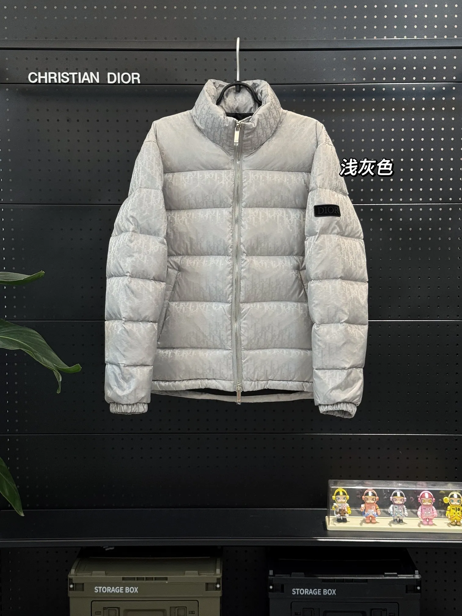 🅿️780 Top quality, six colors available, new down jacket⬆️ Dior 23FW oblique dark pattern presbyopic stand collar down jacket, the same style at the counter, popular all the way🔥presbyopic down jacket is here🤩～ This is a down jacket with ultra-complex craftsmanship. The custom-made fabric cycle takes up to 50 days. Based on the original fabric, laser jacquard makes the whole piece of clothing concave and convex, with a stronger three-dimensional effect and a more obvious 3D effect. ✨This fabric has a good hand feel, and the dark pattern presbyopia on the jacket is very low-key. The fabric shows a dark luster and has extremely high waterproof properties! The real texture is more perfect, custom-woven high-density satin nylon material and dark jacquard weave, simple and refreshing, thick and fluffy, super three-proof fabric, waterproof, stain-proof and dust-proof! ✨ Full-width jacquard LOGO, ultra-high-end luxury and style. The handsomeness and eye-catching index of the upper body are absolutely NO. 1. Fully custom-woven jacquard LOGO technology fabric, high-density polyester fiber. It is a new type of heat-insulating and light-weight fabric. It has a light texture, delicate and soft warmth and breathability. Especially the LOGO jacquard produces different light and dark interweaving under different lights! Full of hidden flower logos, low-key with a touch of expensiveness, the overall shape is not too bloated, windproof and waterproof, it can be called a haven in winter 😍 Simple but not simple, wear it with a wrap in autumn and winter. ✨The interior is filled with 90-fill white goose down, (90% white goose down ➕10% white goose feather) This type of down is full of fluffiness, better thermal insulation, and has no down stalks! Hooded and windproof design, comfortable and warm! The white goose down filled inside is a strong guarantee of warmth and cold resistance. As for the so-called odor gas of down, it is completely worry-free. The upper body is light and full. The down filling is sufficiently balanced to obtain uniform warmth! The upper body is eye-catching. ✨The hardware of the whole garment is made of original 1V1 customized tungsten material. Leather label design, hot melt technology, one-time molding. Size: S-3Xl (44-54 yards) couple style. Available in six colors: light gray/light blue/navy blue/dark gray/black/dark blue