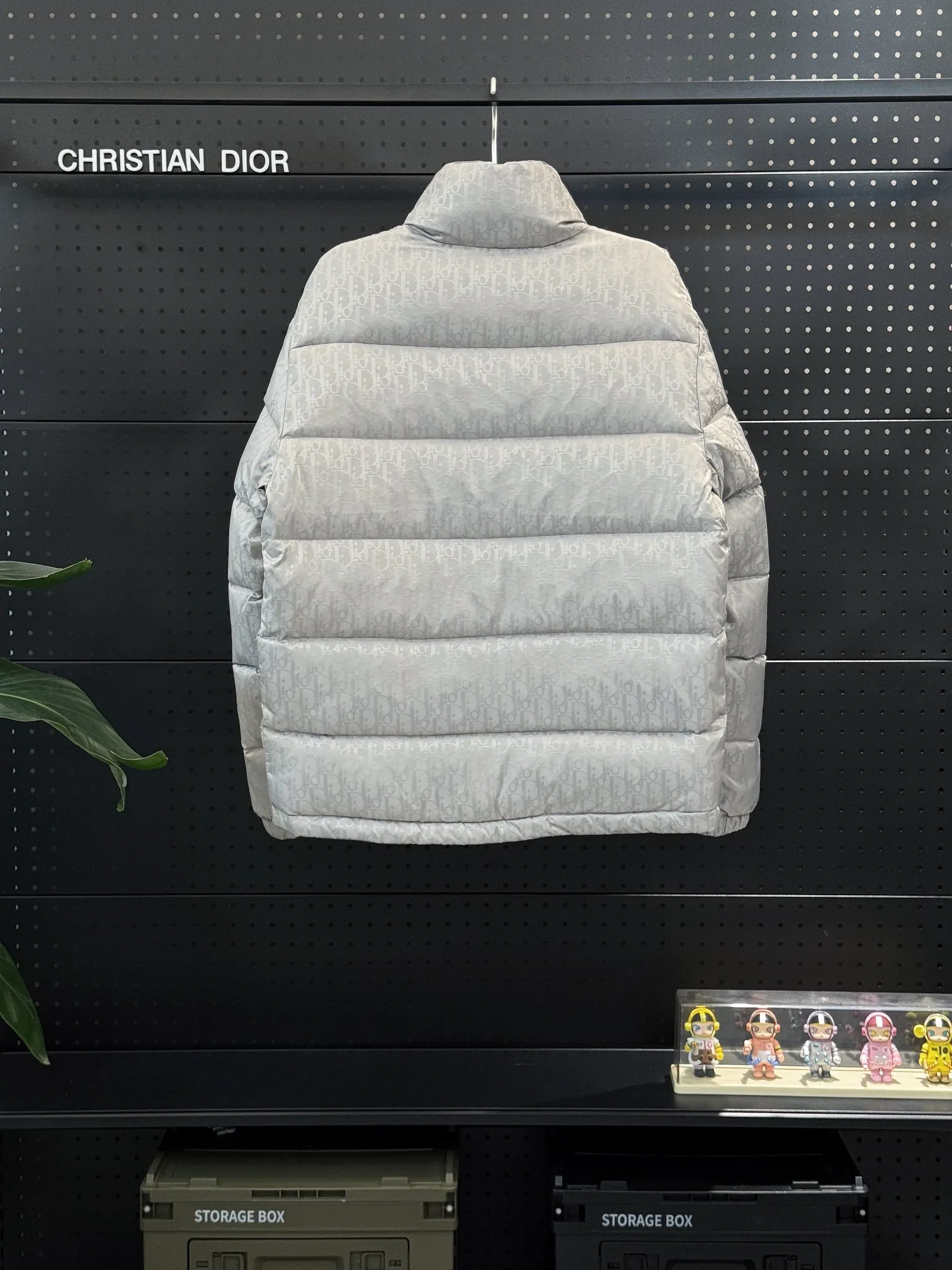 🅿️780 Top quality, six colors available, new down jacket⬆️ Dior 23FW oblique dark pattern presbyopic stand collar down jacket, the same style at the counter, popular all the way🔥presbyopic down jacket is here🤩～ This is a down jacket with ultra-complex craftsmanship. The custom-made fabric cycle takes up to 50 days. Based on the original fabric, laser jacquard makes the whole piece of clothing concave and convex, with a stronger three-dimensional effect and a more obvious 3D effect. ✨This fabric has a good hand feel, and the dark pattern presbyopia on the jacket is very low-key. The fabric shows a dark luster and has extremely high waterproof properties! The real texture is more perfect, custom-woven high-density satin nylon material and dark jacquard weave, simple and refreshing, thick and fluffy, super three-proof fabric, waterproof, stain-proof and dust-proof! ✨ Full-width jacquard LOGO, ultra-high-end luxury and style. The handsomeness and eye-catching index of the upper body are absolutely NO. 1. Fully custom-woven jacquard LOGO technology fabric, high-density polyester fiber. It is a new type of heat-insulating and light-weight fabric. It has a light texture, delicate and soft warmth and breathability. Especially the LOGO jacquard produces different light and dark interweaving under different lights! Full of hidden flower logos, low-key with a touch of expensiveness, the overall shape is not too bloated, windproof and waterproof, it can be called a haven in winter 😍 Simple but not simple, wear it with a wrap in autumn and winter. ✨The interior is filled with 90-fill white goose down, (90% white goose down ➕10% white goose feather) This type of down is full of fluffiness, better thermal insulation, and has no down stalks! Hooded and windproof design, comfortable and warm! The white goose down filled inside is a strong guarantee of warmth and cold resistance. As for the so-called odor gas of down, it is completely worry-free. The upper body is light and full. The down filling is sufficiently balanced to obtain uniform warmth! The upper body is eye-catching. ✨The hardware of the whole garment is made of original 1V1 customized tungsten material. Leather label design, hot melt technology, one-time molding. Size: S-3Xl (44-54 yards) couple style. Available in six colors: light gray/light blue/navy blue/dark gray/black/dark blue