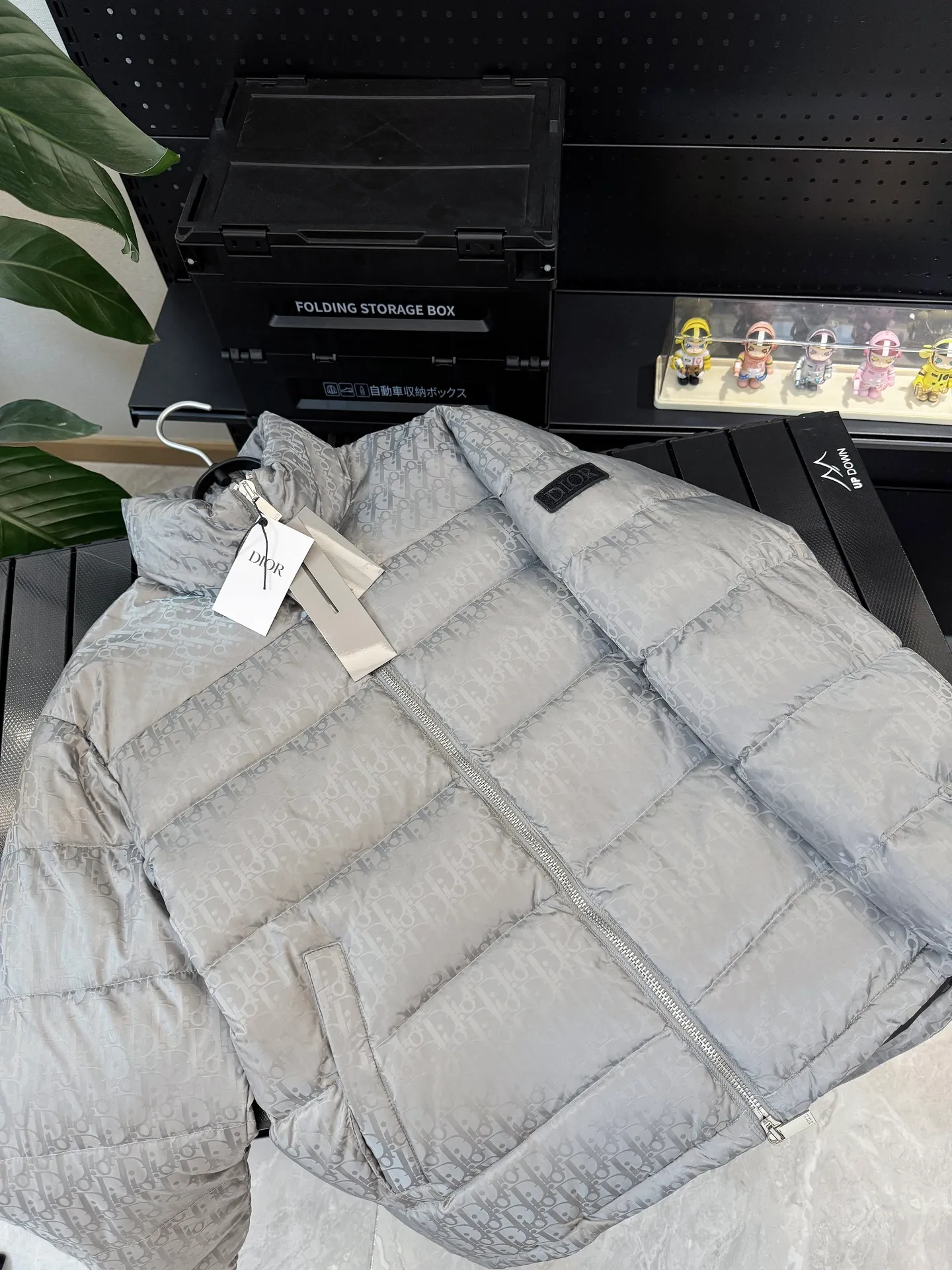 🅿️780 Top quality, six colors available, new down jacket⬆️ Dior 23FW oblique dark pattern presbyopic stand collar down jacket, the same style at the counter, popular all the way🔥presbyopic down jacket is here🤩～ This is a down jacket with ultra-complex craftsmanship. The custom-made fabric cycle takes up to 50 days. Based on the original fabric, laser jacquard makes the whole piece of clothing concave and convex, with a stronger three-dimensional effect and a more obvious 3D effect. ✨This fabric has a good hand feel, and the dark pattern presbyopia on the jacket is very low-key. The fabric shows a dark luster and has extremely high waterproof properties! The real texture is more perfect, custom-woven high-density satin nylon material and dark jacquard weave, simple and refreshing, thick and fluffy, super three-proof fabric, waterproof, stain-proof and dust-proof! ✨ Full-width jacquard LOGO, ultra-high-end luxury and style. The handsomeness and eye-catching index of the upper body are absolutely NO. 1. Fully custom-woven jacquard LOGO technology fabric, high-density polyester fiber. It is a new type of heat-insulating and light-weight fabric. It has a light texture, delicate and soft warmth and breathability. Especially the LOGO jacquard produces different light and dark interweaving under different lights! Full of hidden flower logos, low-key with a touch of expensiveness, the overall shape is not too bloated, windproof and waterproof, it can be called a haven in winter 😍 Simple but not simple, wear it with a wrap in autumn and winter. ✨The interior is filled with 90-fill white goose down, (90% white goose down ➕10% white goose feather) This type of down is full of fluffiness, better thermal insulation, and has no down stalks! Hooded and windproof design, comfortable and warm! The white goose down filled inside is a strong guarantee of warmth and cold resistance. As for the so-called odor gas of down, it is completely worry-free. The upper body is light and full. The down filling is sufficiently balanced to obtain uniform warmth! The upper body is eye-catching. ✨The hardware of the whole garment is made of original 1V1 customized tungsten material. Leather label design, hot melt technology, one-time molding. Size: S-3Xl (44-54 yards) couple style. Available in six colors: light gray/light blue/navy blue/dark gray/black/dark blue