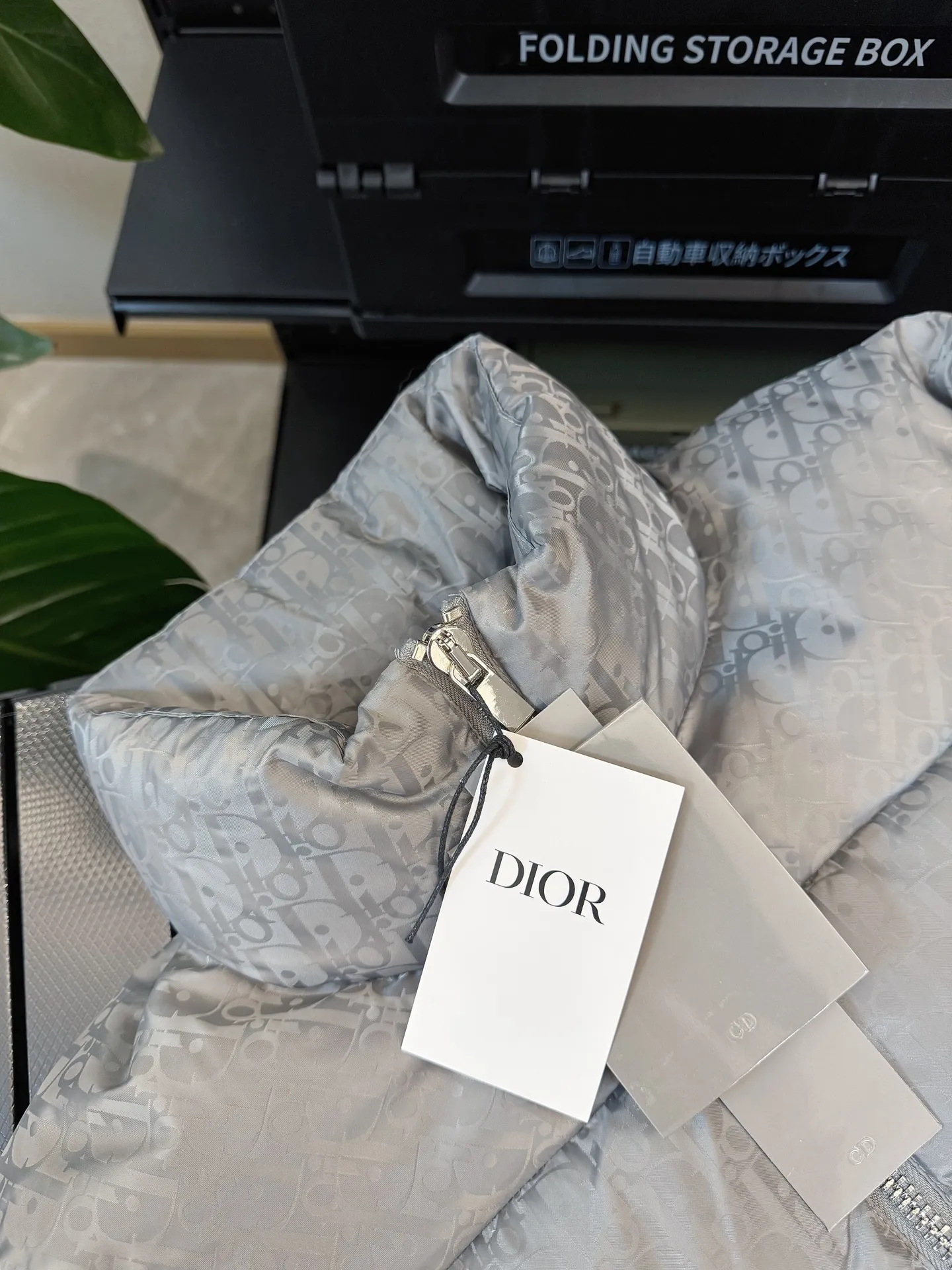 🅿️780 Top quality, six colors available, new down jacket⬆️ Dior 23FW oblique dark pattern presbyopic stand collar down jacket, the same style at the counter, popular all the way🔥presbyopic down jacket is here🤩～ This is a down jacket with ultra-complex craftsmanship. The custom-made fabric cycle takes up to 50 days. Based on the original fabric, laser jacquard makes the whole piece of clothing concave and convex, with a stronger three-dimensional effect and a more obvious 3D effect. ✨This fabric has a good hand feel, and the dark pattern presbyopia on the jacket is very low-key. The fabric shows a dark luster and has extremely high waterproof properties! The real texture is more perfect, custom-woven high-density satin nylon material and dark jacquard weave, simple and refreshing, thick and fluffy, super three-proof fabric, waterproof, stain-proof and dust-proof! ✨ Full-width jacquard LOGO, ultra-high-end luxury and style. The handsomeness and eye-catching index of the upper body are absolutely NO. 1. Fully custom-woven jacquard LOGO technology fabric, high-density polyester fiber. It is a new type of heat-insulating and light-weight fabric. It has a light texture, delicate and soft warmth and breathability. Especially the LOGO jacquard produces different light and dark interweaving under different lights! Full of hidden flower logos, low-key with a touch of expensiveness, the overall shape is not too bloated, windproof and waterproof, it can be called a haven in winter 😍 Simple but not simple, wear it with a wrap in autumn and winter. ✨The interior is filled with 90-fill white goose down, (90% white goose down ➕10% white goose feather) This type of down is full of fluffiness, better thermal insulation, and has no down stalks! Hooded and windproof design, comfortable and warm! The white goose down filled inside is a strong guarantee of warmth and cold resistance. As for the so-called odor gas of down, it is completely worry-free. The upper body is light and full. The down filling is sufficiently balanced to obtain uniform warmth! The upper body is eye-catching. ✨The hardware of the whole garment is made of original 1V1 customized tungsten material. Leather label design, hot melt technology, one-time molding. Size: S-3Xl (44-54 yards) couple style. Available in six colors: light gray/light blue/navy blue/dark gray/black/dark blue