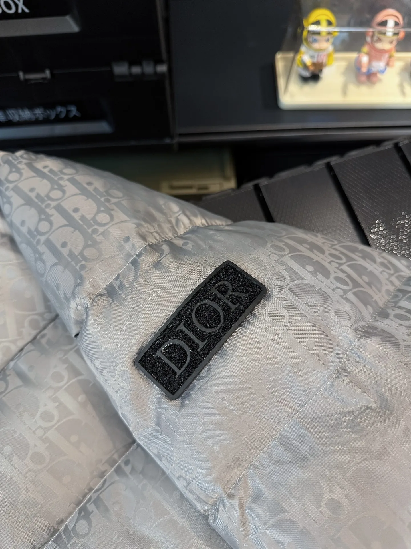 🅿️780 Top quality, six colors available, new down jacket⬆️ Dior 23FW oblique dark pattern presbyopic stand collar down jacket, the same style at the counter, popular all the way🔥presbyopic down jacket is here🤩～ This is a down jacket with ultra-complex craftsmanship. The custom-made fabric cycle takes up to 50 days. Based on the original fabric, laser jacquard makes the whole piece of clothing concave and convex, with a stronger three-dimensional effect and a more obvious 3D effect. ✨This fabric has a good hand feel, and the dark pattern presbyopia on the jacket is very low-key. The fabric shows a dark luster and has extremely high waterproof properties! The real texture is more perfect, custom-woven high-density satin nylon material and dark jacquard weave, simple and refreshing, thick and fluffy, super three-proof fabric, waterproof, stain-proof and dust-proof! ✨ Full-width jacquard LOGO, ultra-high-end luxury and style. The handsomeness and eye-catching index of the upper body are absolutely NO. 1. Fully custom-woven jacquard LOGO technology fabric, high-density polyester fiber. It is a new type of heat-insulating and light-weight fabric. It has a light texture, delicate and soft warmth and breathability. Especially the LOGO jacquard produces different light and dark interweaving under different lights! Full of hidden flower logos, low-key with a touch of expensiveness, the overall shape is not too bloated, windproof and waterproof, it can be called a haven in winter 😍 Simple but not simple, wear it with a wrap in autumn and winter. ✨The interior is filled with 90-fill white goose down, (90% white goose down ➕10% white goose feather) This type of down is full of fluffiness, better thermal insulation, and has no down stalks! Hooded and windproof design, comfortable and warm! The white goose down filled inside is a strong guarantee of warmth and cold resistance. As for the so-called odor gas of down, it is completely worry-free. The upper body is light and full. The down filling is sufficiently balanced to obtain uniform warmth! The upper body is eye-catching. ✨The hardware of the whole garment is made of original 1V1 customized tungsten material. Leather label design, hot melt technology, one-time molding. Size: S-3Xl (44-54 yards) couple style. Available in six colors: light gray/light blue/navy blue/dark gray/black/dark blue