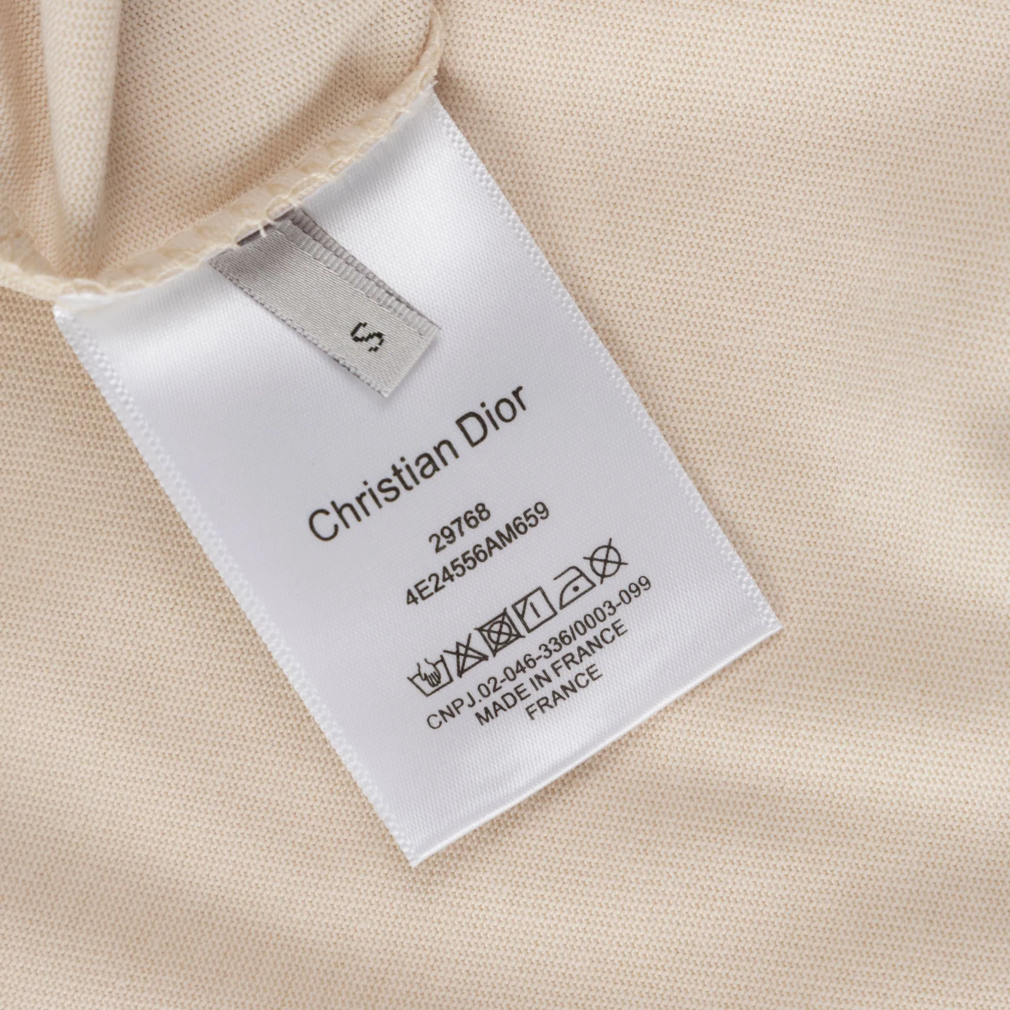 🅿️170 model number S030 Dior chest CD letter logo embroidered round neck short sleeves embroidered patch complete set of packaging with complete three labels original supporting accessories 1:1 main mark process very high-end has been pre-shrunk at high temperature and is not easy to deform after repeated washing. Pure cotton 280 grams high weight 32 double yarns no pilling no fading comfortable and breathable matching 1x1 thread in the same cylinder oversize loose version Can wear up to 220 pounds Color: white apricot Size: XS-L