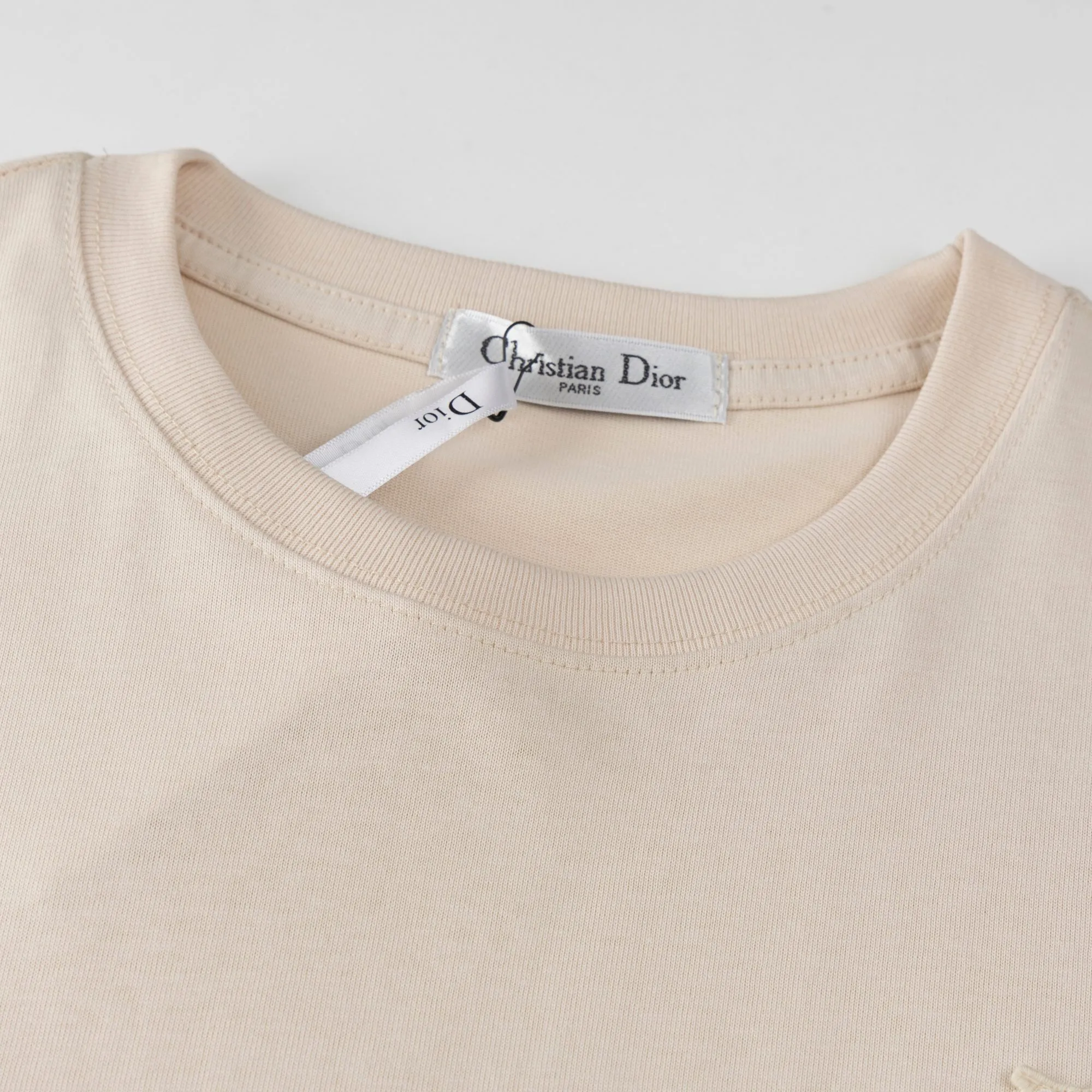 🅿️170 model number S030 Dior chest CD letter logo embroidered round neck short sleeves embroidered patch complete set of packaging with complete three labels original supporting accessories 1:1 main mark process very high-end has been pre-shrunk at high temperature and is not easy to deform after repeated washing. Pure cotton 280 grams high weight 32 double yarns no pilling no fading comfortable and breathable matching 1x1 thread in the same cylinder oversize loose version Can wear up to 220 pounds Color: white apricot Size: XS-L