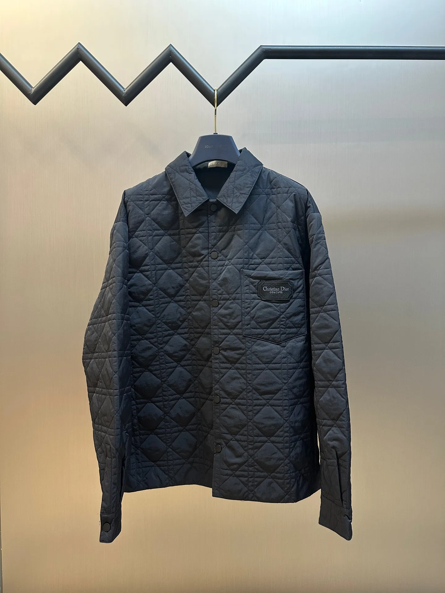 🅿️800 Dior diamond-shaped quilted embroidered cotton jacket The fabric is made of 50D nylon high-density bias, the lining is the same fabric, the top fabric is quilted with patchwork embroidery technology, thick nylon thread, the bottom is non-woven fabric with a middle layer of 800# washed cotton, one-inch 11-needle ultra-dense thread spacing, and the front and rear pockets of the entire garment are aligned. The lines are restored and cut, and the left and right grids are centered respectively. The Behringer embroidery machine imported from Japan is used for embroidery. The water-soluble fabric is used as a base for embroidery with pure cotton embroidery thread. The semi-finished product is dissolved in cold water to remove the fabric and made into a chapter. It comes with a lacquered four-button buckle with letter logo feel.  size:44.46.48.50