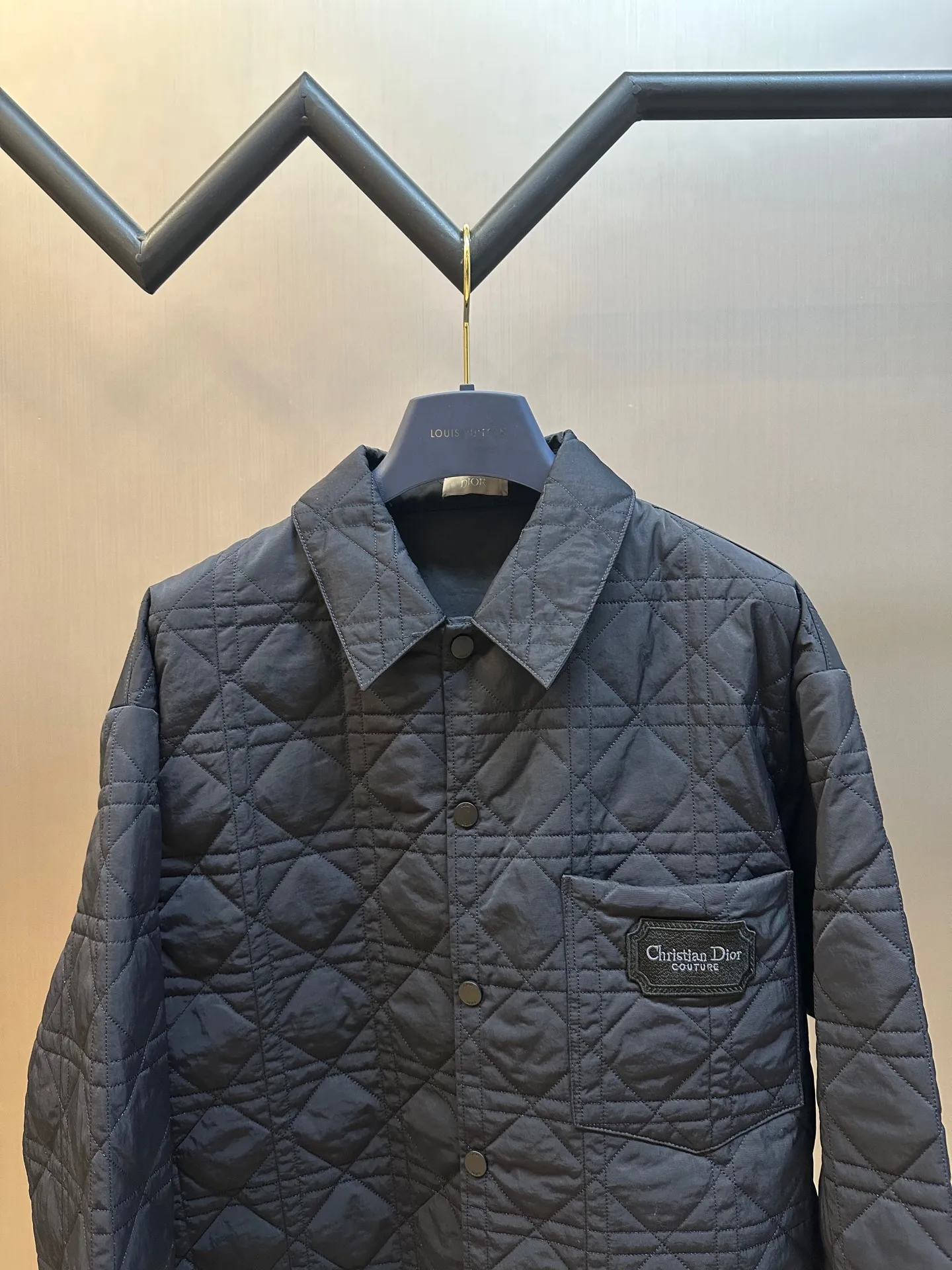 🅿️800 Dior diamond-shaped quilted embroidered cotton jacket The fabric is made of 50D nylon high-density bias, the lining is the same fabric, the top fabric is quilted with patchwork embroidery technology, thick nylon thread, the bottom is non-woven fabric with a middle layer of 800# washed cotton, one-inch 11-needle ultra-dense thread spacing, and the front and rear pockets of the entire garment are aligned. The lines are restored and cut, and the left and right grids are centered respectively. The Behringer embroidery machine imported from Japan is used for embroidery. The water-soluble fabric is used as a base for embroidery with pure cotton embroidery thread. The semi-finished product is dissolved in cold water to remove the fabric and made into a chapter. It comes with a lacquered four-button buckle with letter logo feel.  size:44.46.48.50