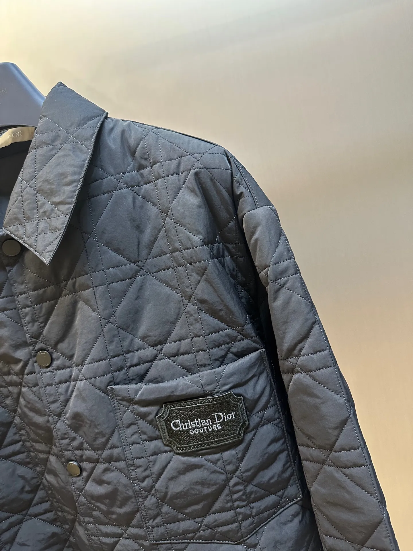 🅿️800 Dior diamond-shaped quilted embroidered cotton jacket The fabric is made of 50D nylon high-density bias, the lining is the same fabric, the top fabric is quilted with patchwork embroidery technology, thick nylon thread, the bottom is non-woven fabric with a middle layer of 800# washed cotton, one-inch 11-needle ultra-dense thread spacing, and the front and rear pockets of the entire garment are aligned. The lines are restored and cut, and the left and right grids are centered respectively. The Behringer embroidery machine imported from Japan is used for embroidery. The water-soluble fabric is used as a base for embroidery with pure cotton embroidery thread. The semi-finished product is dissolved in cold water to remove the fabric and made into a chapter. It comes with a lacquered four-button buckle with letter logo feel.  size:44.46.48.50