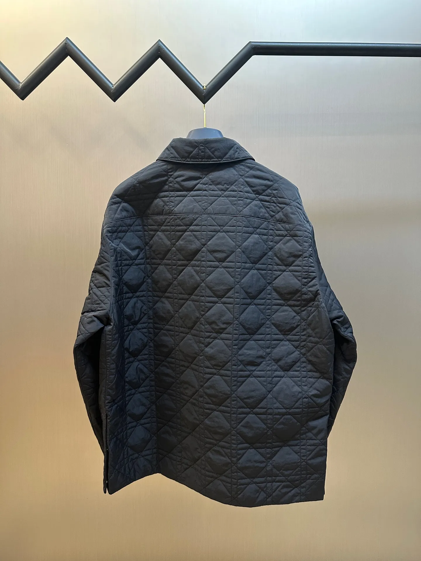 🅿️800 Dior diamond-shaped quilted embroidered cotton jacket The fabric is made of 50D nylon high-density bias, the lining is the same fabric, the top fabric is quilted with patchwork embroidery technology, thick nylon thread, the bottom is non-woven fabric with a middle layer of 800# washed cotton, one-inch 11-needle ultra-dense thread spacing, and the front and rear pockets of the entire garment are aligned. The lines are restored and cut, and the left and right grids are centered respectively. The Behringer embroidery machine imported from Japan is used for embroidery. The water-soluble fabric is used as a base for embroidery with pure cotton embroidery thread. The semi-finished product is dissolved in cold water to remove the fabric and made into a chapter. It comes with a lacquered four-button buckle with letter logo feel.  size:44.46.48.50