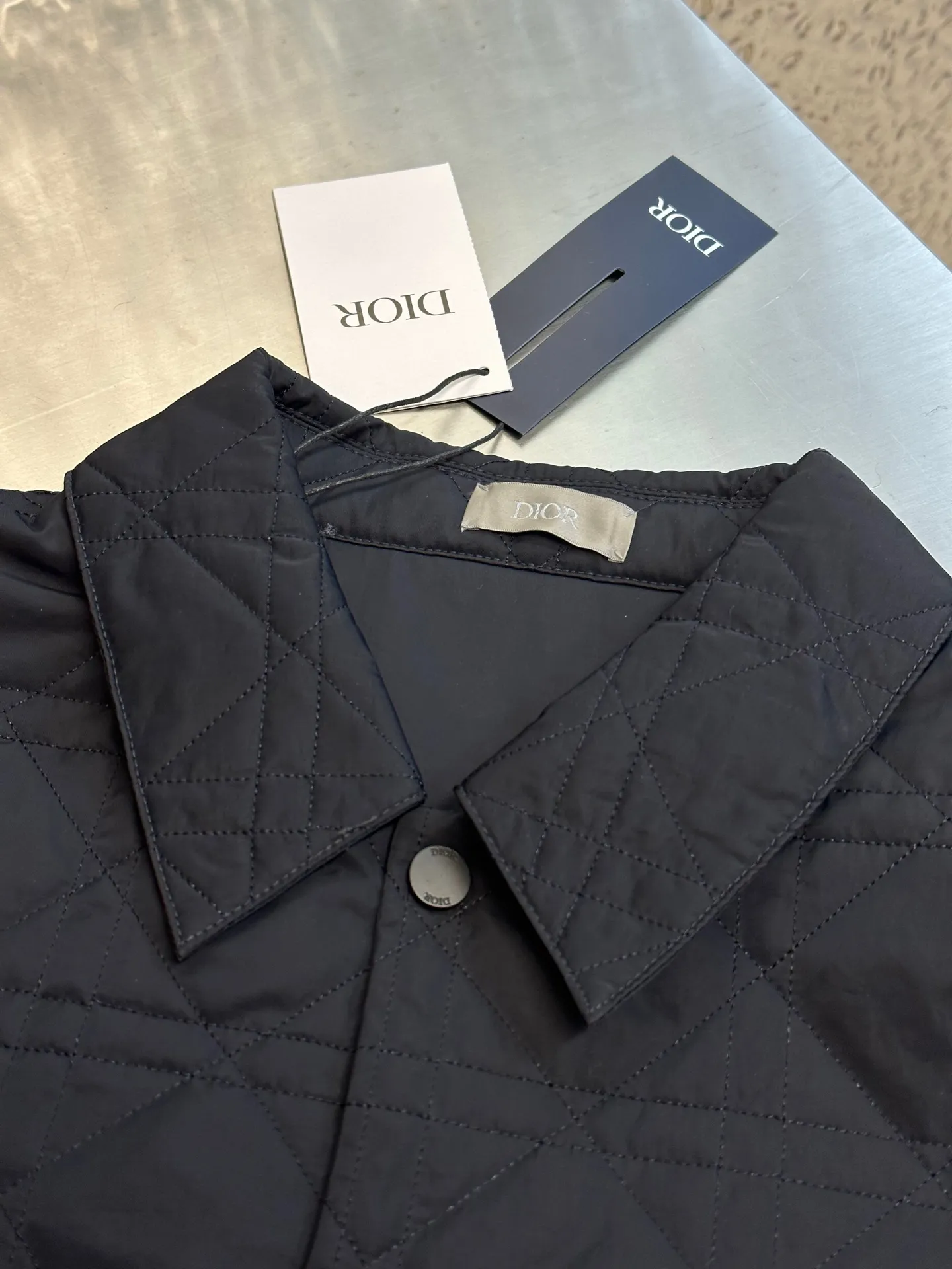🅿️800 Dior diamond-shaped quilted embroidered cotton jacket The fabric is made of 50D nylon high-density bias, the lining is the same fabric, the top fabric is quilted with patchwork embroidery technology, thick nylon thread, the bottom is non-woven fabric with a middle layer of 800# washed cotton, one-inch 11-needle ultra-dense thread spacing, and the front and rear pockets of the entire garment are aligned. The lines are restored and cut, and the left and right grids are centered respectively. The Behringer embroidery machine imported from Japan is used for embroidery. The water-soluble fabric is used as a base for embroidery with pure cotton embroidery thread. The semi-finished product is dissolved in cold water to remove the fabric and made into a chapter. It comes with a lacquered four-button buckle with letter logo feel.  size:44.46.48.50