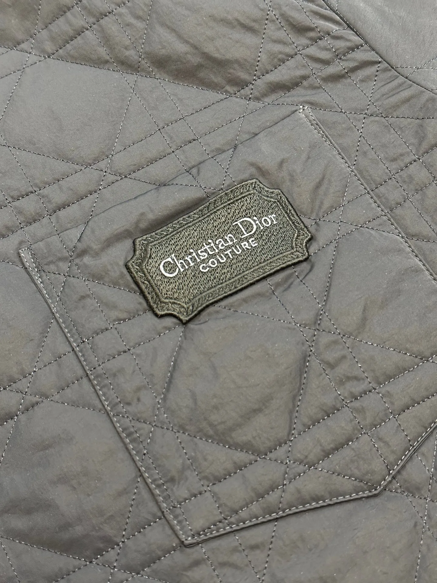 🅿️800 Dior diamond-shaped quilted embroidered cotton jacket The fabric is made of 50D nylon high-density bias, the lining is the same fabric, the top fabric is quilted with patchwork embroidery technology, thick nylon thread, the bottom is non-woven fabric with a middle layer of 800# washed cotton, one-inch 11-needle ultra-dense thread spacing, and the front and rear pockets of the entire garment are aligned. The lines are restored and cut, and the left and right grids are centered respectively. The Behringer embroidery machine imported from Japan is used for embroidery. The water-soluble fabric is used as a base for embroidery with pure cotton embroidery thread. The semi-finished product is dissolved in cold water to remove the fabric and made into a chapter. It comes with a lacquered four-button buckle with letter logo feel.  size:44.46.48.50