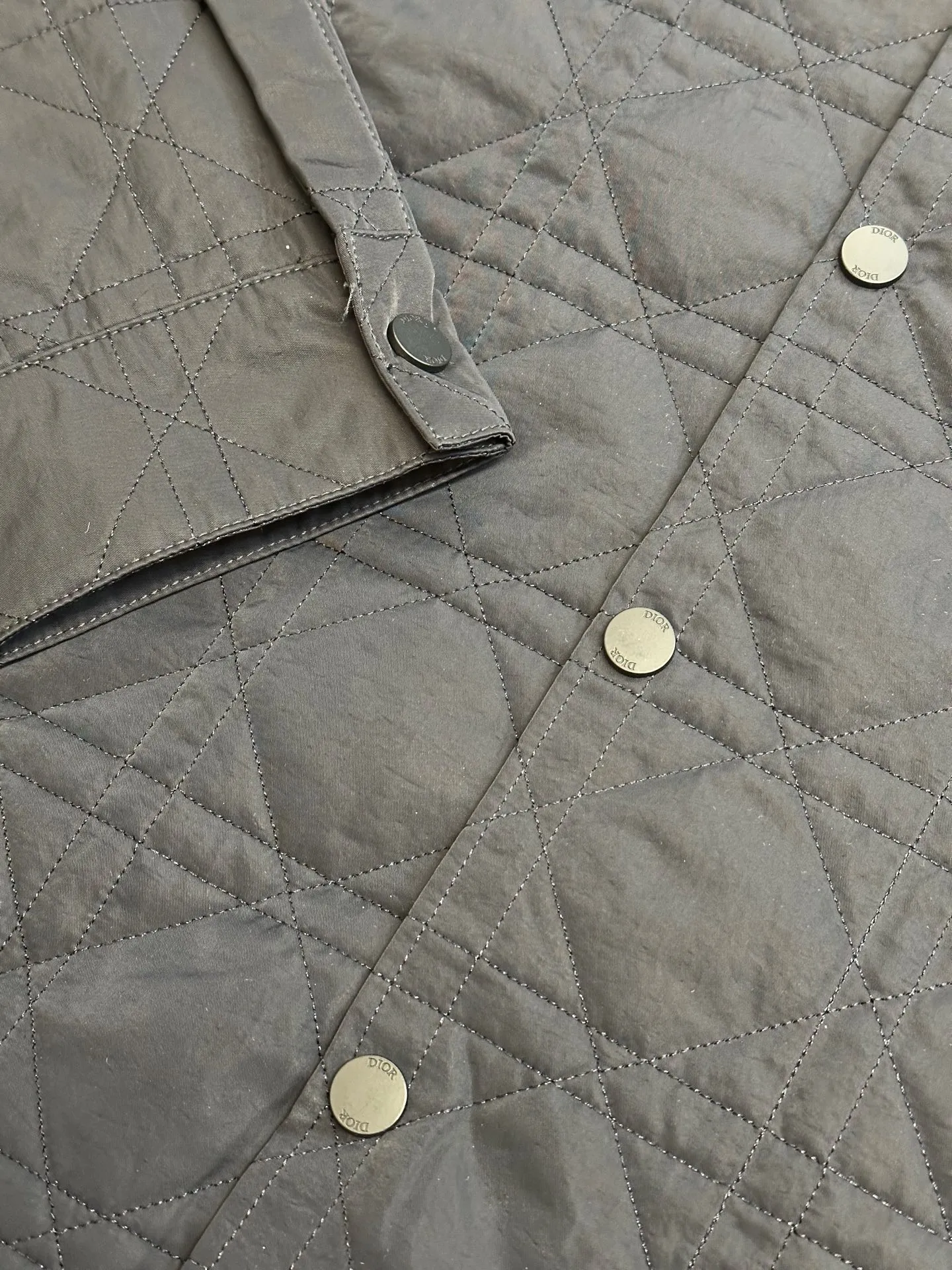 🅿️800 Dior diamond-shaped quilted embroidered cotton jacket The fabric is made of 50D nylon high-density bias, the lining is the same fabric, the top fabric is quilted with patchwork embroidery technology, thick nylon thread, the bottom is non-woven fabric with a middle layer of 800# washed cotton, one-inch 11-needle ultra-dense thread spacing, and the front and rear pockets of the entire garment are aligned. The lines are restored and cut, and the left and right grids are centered respectively. The Behringer embroidery machine imported from Japan is used for embroidery. The water-soluble fabric is used as a base for embroidery with pure cotton embroidery thread. The semi-finished product is dissolved in cold water to remove the fabric and made into a chapter. It comes with a lacquered four-button buckle with letter logo feel.  size:44.46.48.50