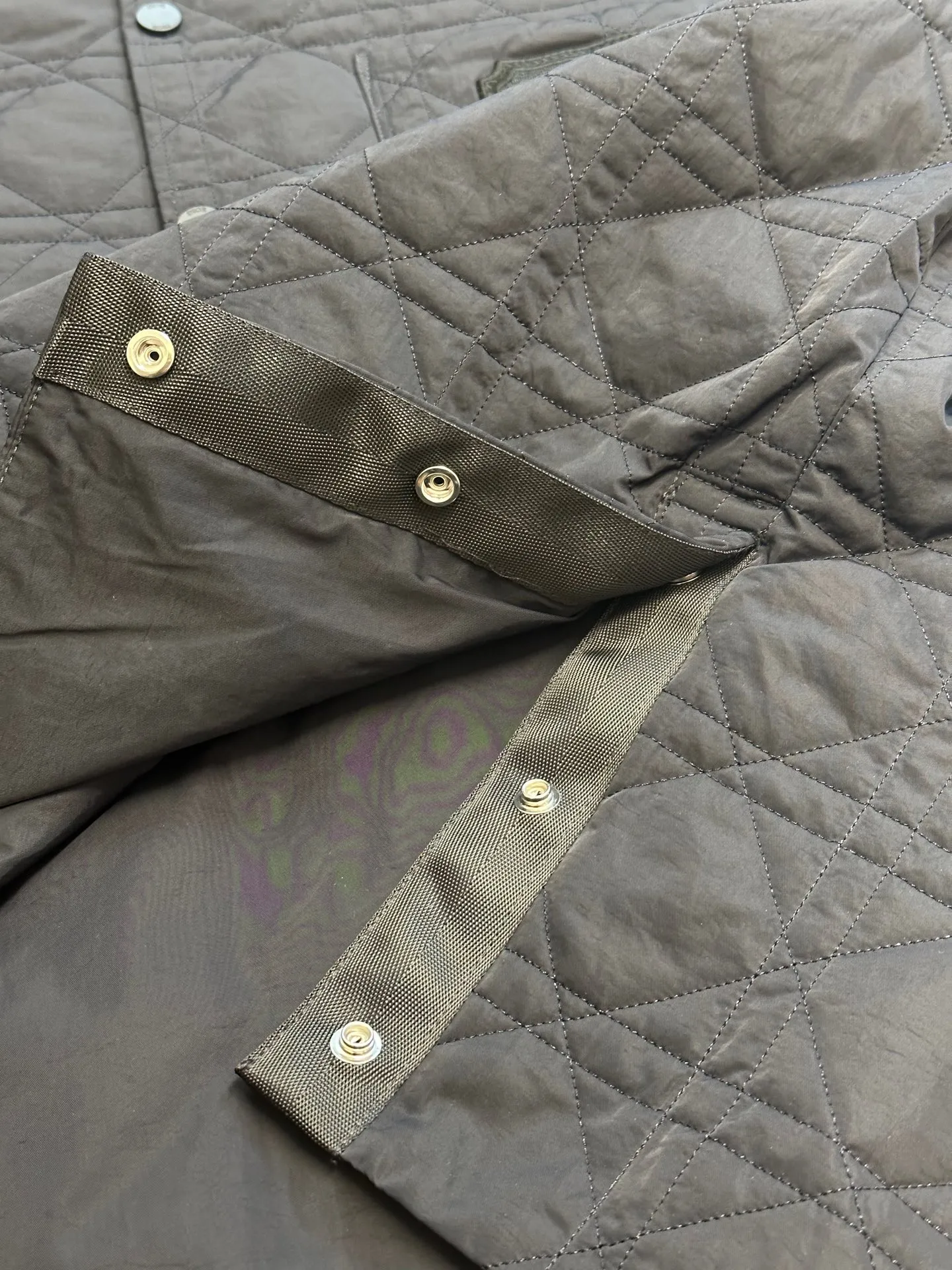 🅿️800 Dior diamond-shaped quilted embroidered cotton jacket The fabric is made of 50D nylon high-density bias, the lining is the same fabric, the top fabric is quilted with patchwork embroidery technology, thick nylon thread, the bottom is non-woven fabric with a middle layer of 800# washed cotton, one-inch 11-needle ultra-dense thread spacing, and the front and rear pockets of the entire garment are aligned. The lines are restored and cut, and the left and right grids are centered respectively. The Behringer embroidery machine imported from Japan is used for embroidery. The water-soluble fabric is used as a base for embroidery with pure cotton embroidery thread. The semi-finished product is dissolved in cold water to remove the fabric and made into a chapter. It comes with a lacquered four-button buckle with letter logo feel.  size:44.46.48.50