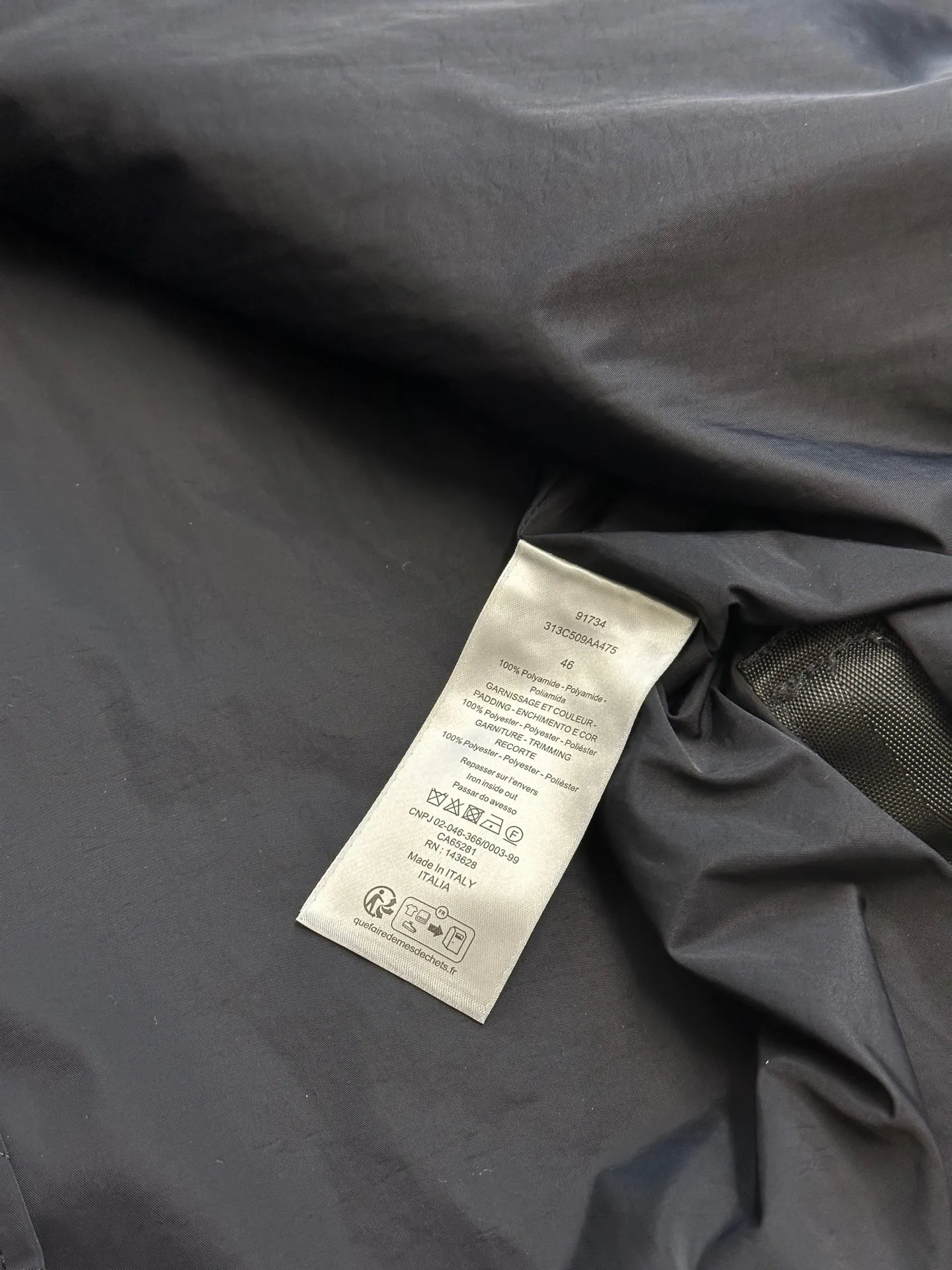 🅿️800 Dior diamond-shaped quilted embroidered cotton jacket The fabric is made of 50D nylon high-density bias, the lining is the same fabric, the top fabric is quilted with patchwork embroidery technology, thick nylon thread, the bottom is non-woven fabric with a middle layer of 800# washed cotton, one-inch 11-needle ultra-dense thread spacing, and the front and rear pockets of the entire garment are aligned. The lines are restored and cut, and the left and right grids are centered respectively. The Behringer embroidery machine imported from Japan is used for embroidery. The water-soluble fabric is used as a base for embroidery with pure cotton embroidery thread. The semi-finished product is dissolved in cold water to remove the fabric and made into a chapter. It comes with a lacquered four-button buckle with letter logo feel.  size:44.46.48.50