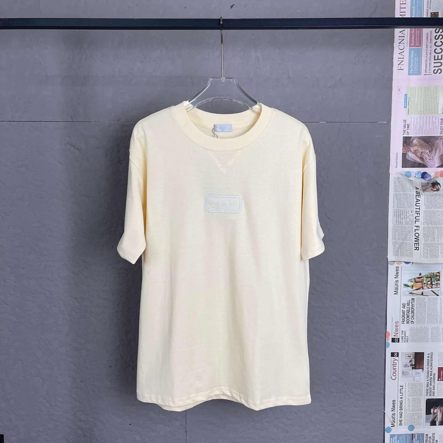 🅿️180 /A13 DIOR couture blade embroidered short-sleeved T-shirt. Exclusively customized with 300 grams of original board. Double yarn pure cotton fabric texture is very soft and comfortable. 100% different from the market's top fabrics (no shrinkage, no deformation, no pilling). Matched with 320 grams of 1x1 thread (fabric thread is dyed in the same vat, no color difference, not easy to deform). Original 1:1 version. Original 1:1 customized accessories. Collar label Care label, tag, packaging (perfect details) Size: S-XL Color: apricot, white, blue, gray, dark gray