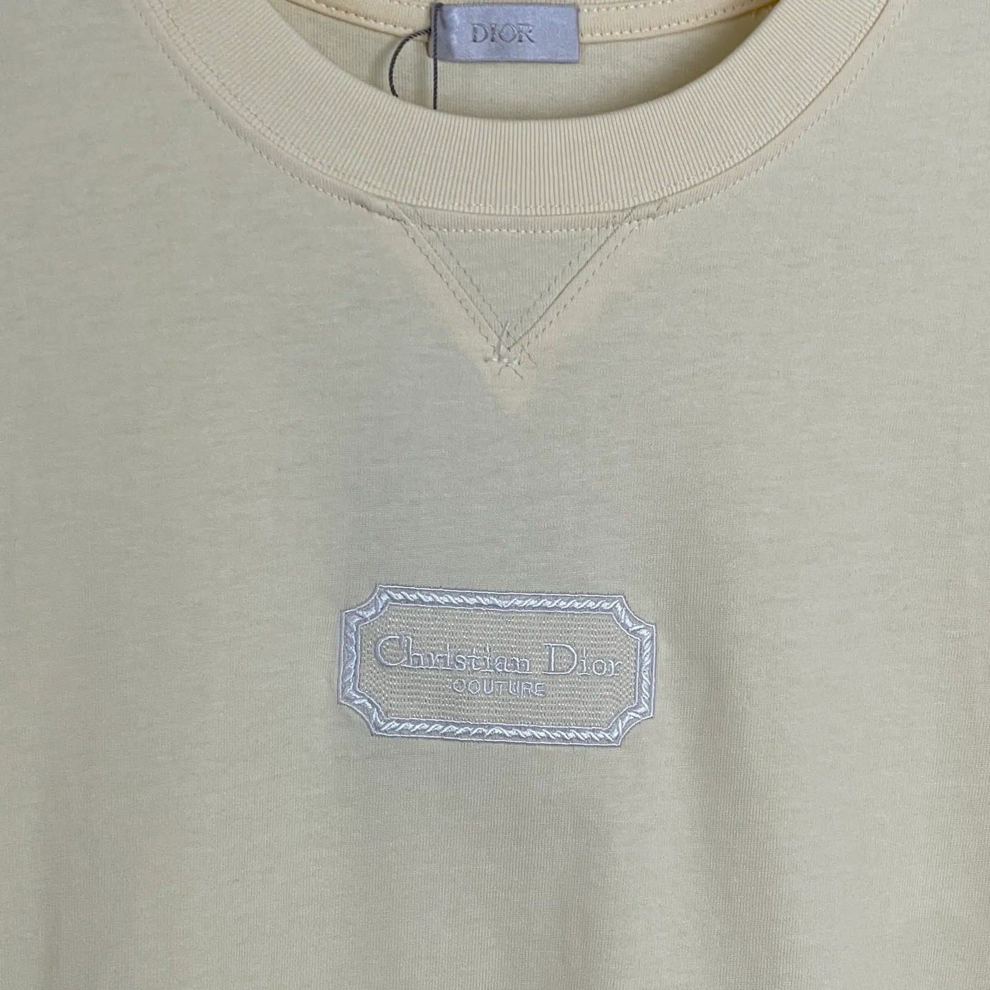🅿️180 /A13 DIOR couture blade embroidered short-sleeved T-shirt. Exclusively customized with 300 grams of original board. Double yarn pure cotton fabric texture is very soft and comfortable. 100% different from the market's top fabrics (no shrinkage, no deformation, no pilling). Matched with 320 grams of 1x1 thread (fabric thread is dyed in the same vat, no color difference, not easy to deform). Original 1:1 version. Original 1:1 customized accessories. Collar label Care label, tag, packaging (perfect details) Size: S-XL Color: apricot, white, blue, gray, dark gray