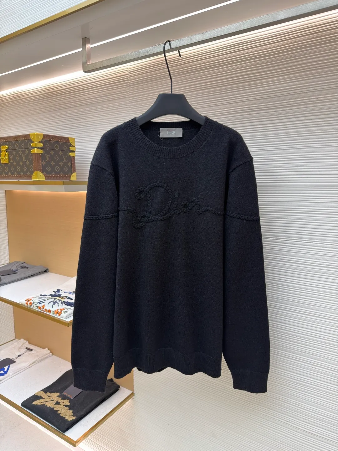 Dior machine-sewn thread-embroidered logo sweater ●Original version: 16,000 purchased and developed ●Item number: 1681951-A85 ●Material: wool blended fabric ●Technology: knitted ●Color: black ●Version: fitted version ●Weight: about 635 grams ●Size: S-M-L-XL ●Description: Made of 50% wool, 50% cotton yarn. The chest logo is woven with a positive 7-needle imported machine, and the size is customized according to the original 1:1 data. Garment washing - removes impurities on the wool surface - fixes the color - fixes the pattern - adds hand feel. This knitted sweater is new to the Spring 2026 men's collection and is decorated with the Dior Ribbon logo, paying homage to the exquisite craftsmanship of the Dior workshops. Crafted from white sheepskin jersey with a ribbed crew neck, cuffs and hem. The elegant fit can be worn with jeans for a casual, chic and sophisticated look. Dior Ribbon embroidery, ribbed crew neck, cuffs and hem. The overall wiring is straight and delicate, the fabric is comfortable and soft, and the color is consistent without color difference. It can be matched with the same style to create a fashionable look and control various occasions. Customized accessories, complete with three standards, same style for men and women!