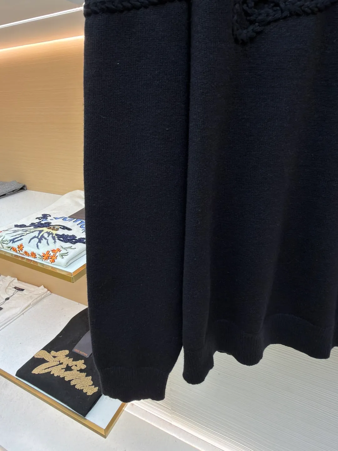 Dior machine-sewn thread-embroidered logo sweater ●Original version: 16,000 purchased and developed ●Item number: 1681951-A85 ●Material: wool blended fabric ●Technology: knitted ●Color: black ●Version: fitted version ●Weight: about 635 grams ●Size: S-M-L-XL ●Description: Made of 50% wool, 50% cotton yarn. The chest logo is woven with a positive 7-needle imported machine, and the size is customized according to the original 1:1 data. Garment washing - removes impurities on the wool surface - fixes the color - fixes the pattern - adds hand feel. This knitted sweater is new to the Spring 2026 men's collection and is decorated with the Dior Ribbon logo, paying homage to the exquisite craftsmanship of the Dior workshops. Crafted from white sheepskin jersey with a ribbed crew neck, cuffs and hem. The elegant fit can be worn with jeans for a casual, chic and sophisticated look. Dior Ribbon embroidery, ribbed crew neck, cuffs and hem. The overall wiring is straight and delicate, the fabric is comfortable and soft, and the color is consistent without color difference. It can be matched with the same style to create a fashionable look and control various occasions. Customized accessories, complete with three standards, same style for men and women!
