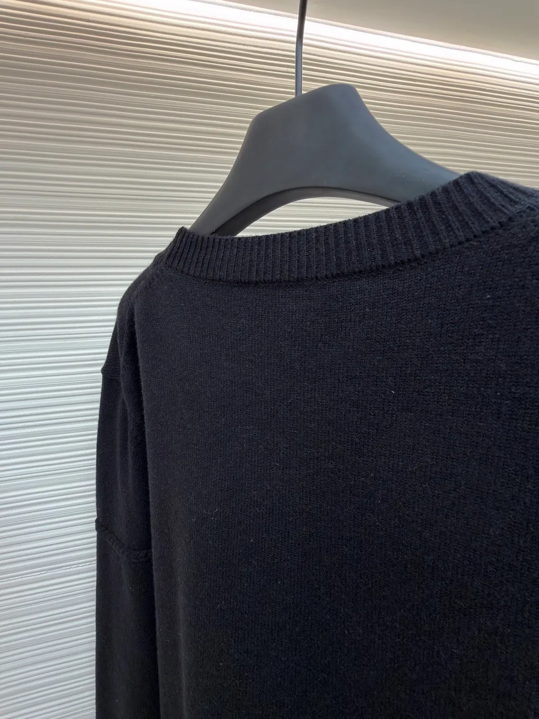 Dior machine-sewn thread-embroidered logo sweater ●Original version: 16,000 purchased and developed ●Item number: 1681951-A85 ●Material: wool blended fabric ●Technology: knitted ●Color: black ●Version: fitted version ●Weight: about 635 grams ●Size: S-M-L-XL ●Description: Made of 50% wool, 50% cotton yarn. The chest logo is woven with a positive 7-needle imported machine, and the size is customized according to the original 1:1 data. Garment washing - removes impurities on the wool surface - fixes the color - fixes the pattern - adds hand feel. This knitted sweater is new to the Spring 2026 men's collection and is decorated with the Dior Ribbon logo, paying homage to the exquisite craftsmanship of the Dior workshops. Crafted from white sheepskin jersey with a ribbed crew neck, cuffs and hem. The elegant fit can be worn with jeans for a casual, chic and sophisticated look. Dior Ribbon embroidery, ribbed crew neck, cuffs and hem. The overall wiring is straight and delicate, the fabric is comfortable and soft, and the color is consistent without color difference. It can be matched with the same style to create a fashionable look and control various occasions. Customized accessories, complete with three standards, same style for men and women!