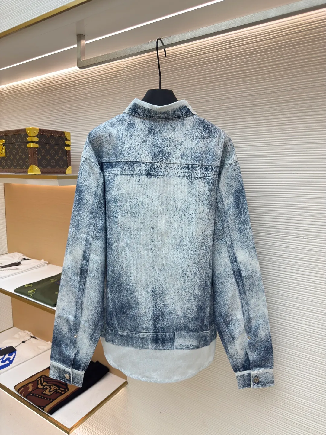 Dior mask printed shirt ●Authentic product: Purchased and developed by 7399 ●Item number: 1680697-B50 ●Fabric: twill gauze fabric ●Technology: printing production ●Version: fitted version ●Weight: about 655 grams ●Size: 38-39-40-41 ●Description: Using the direct-injection paint printing process, all flower positions of the Y version are scanned, and the printing artwork is hand-painted on each piece of paper. For large products, the printing method of pieces of cloth is used, and the pattern size is adjusted according to the size change to ensure consistent printing effect for each size. The pieces are accurately cut using the laser burning process, and the matching aluminum alloy has a letter logo. The overall wiring is straight and delicate, the fabric is comfortable and soft, and the color is consistent without color difference. It can be matched with the same style to create a fashionable look and control various occasions. Customized accessories, complete with three standards, same style for men and women!
