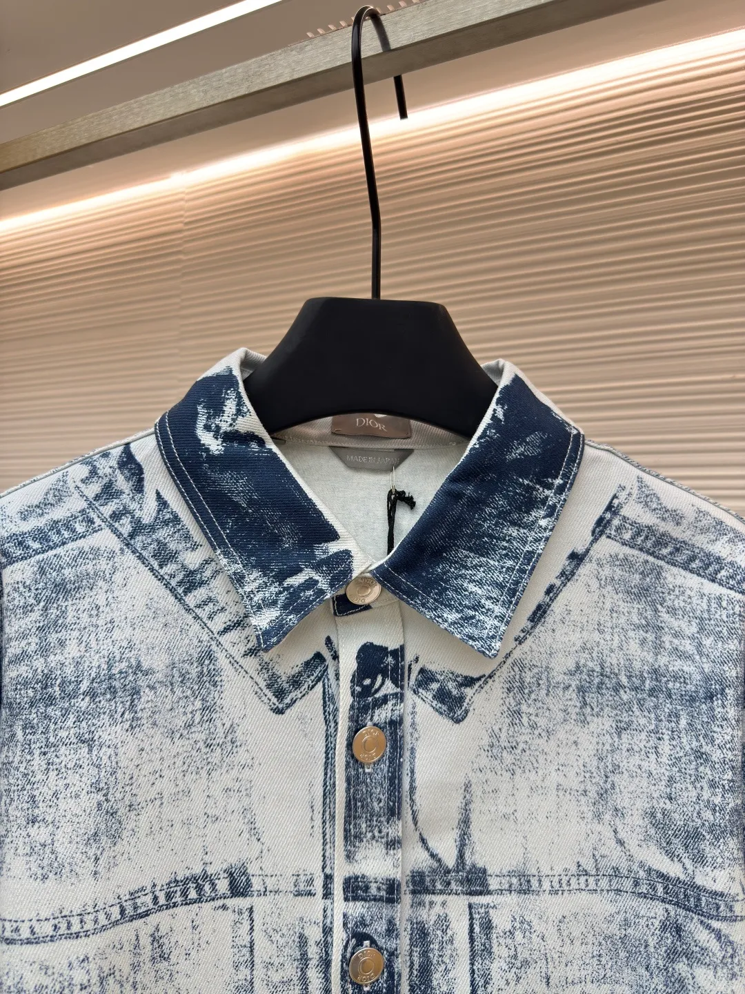 Dior mask printed shirt ●Authentic product: Purchased and developed by 7399 ●Item number: 1680697-B50 ●Fabric: twill gauze fabric ●Technology: printing production ●Version: fitted version ●Weight: about 655 grams ●Size: 38-39-40-41 ●Description: Using the direct-injection paint printing process, all flower positions of the Y version are scanned, and the printing artwork is hand-painted on each piece of paper. For large products, the printing method of pieces of cloth is used, and the pattern size is adjusted according to the size change to ensure consistent printing effect for each size. The pieces are accurately cut using the laser burning process, and the matching aluminum alloy has a letter logo. The overall wiring is straight and delicate, the fabric is comfortable and soft, and the color is consistent without color difference. It can be matched with the same style to create a fashionable look and control various occasions. Customized accessories, complete with three standards, same style for men and women!