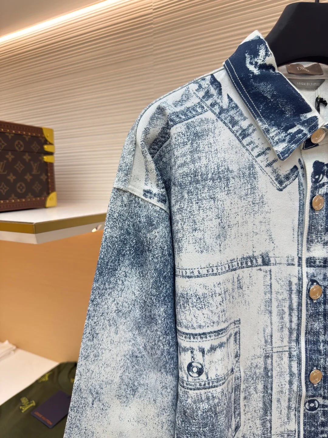 Dior mask printed shirt ●Authentic product: Purchased and developed by 7399 ●Item number: 1680697-B50 ●Fabric: twill gauze fabric ●Technology: printing production ●Version: fitted version ●Weight: about 655 grams ●Size: 38-39-40-41 ●Description: Using the direct-injection paint printing process, all flower positions of the Y version are scanned, and the printing artwork is hand-painted on each piece of paper. For large products, the printing method of pieces of cloth is used, and the pattern size is adjusted according to the size change to ensure consistent printing effect for each size. The pieces are accurately cut using the laser burning process, and the matching aluminum alloy has a letter logo. The overall wiring is straight and delicate, the fabric is comfortable and soft, and the color is consistent without color difference. It can be matched with the same style to create a fashionable look and control various occasions. Customized accessories, complete with three standards, same style for men and women!