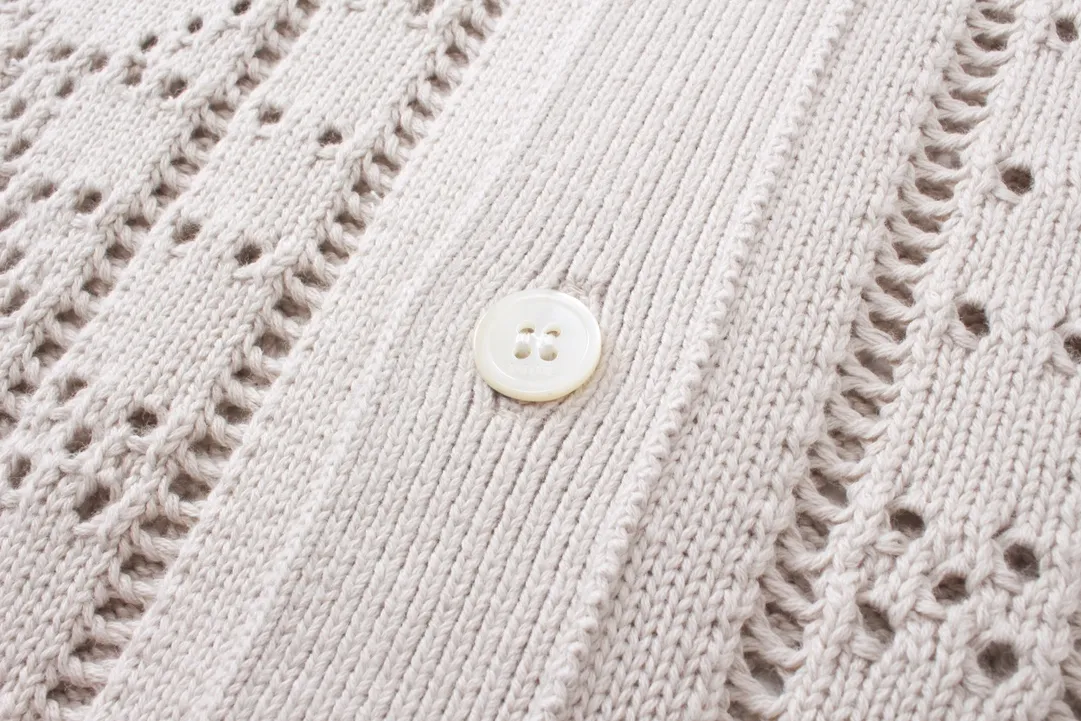 🅿️250 Correct version of high quality DR 2024ss new knitted polo cardigan short sleeves. This short-sleeved shirt pays tribute to the classic DR logo. Crafted from beige cotton and cashmere-blend mesh knit with an all-over cannage pattern, Dr Charm patch and ribbed collar. Vivid and fashionable, create a casual look, suitable for men and women. Size: XS-L