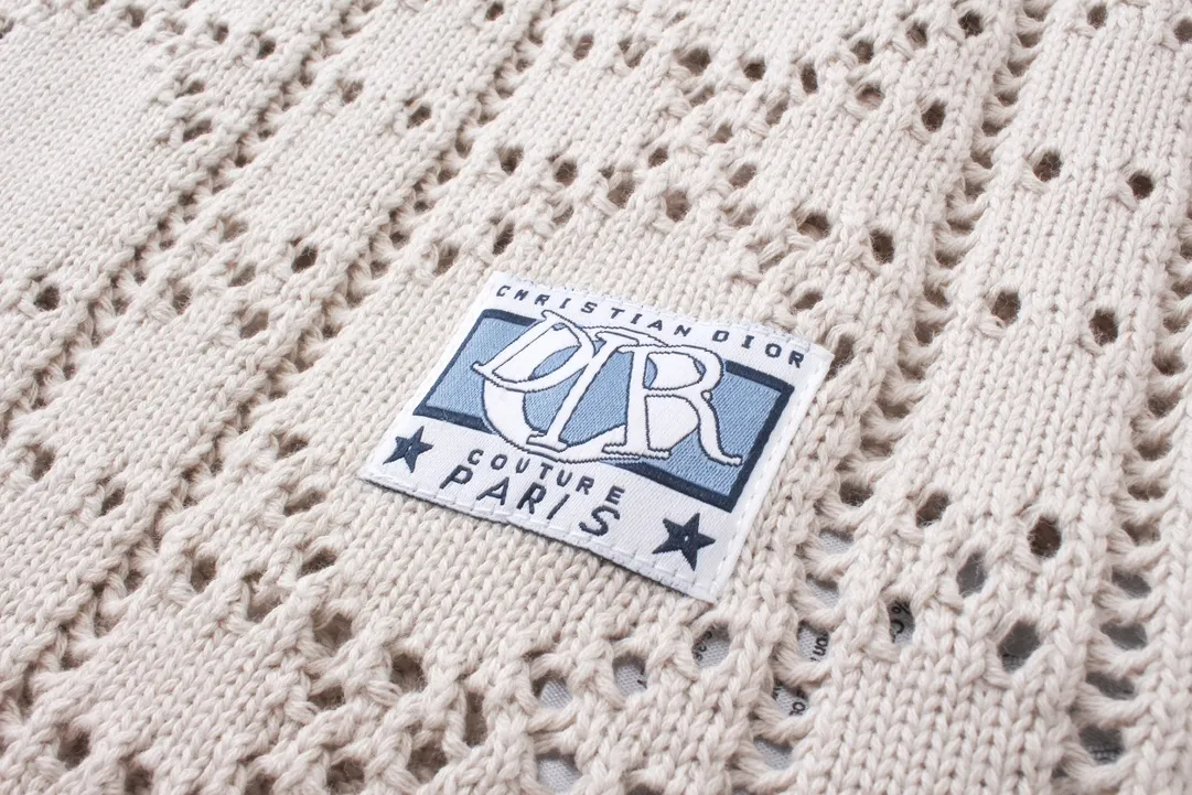 🅿️250 Correct version of high quality DR 2024ss new knitted polo cardigan short sleeves. This short-sleeved shirt pays tribute to the classic DR logo. Crafted from beige cotton and cashmere-blend mesh knit with an all-over cannage pattern, Dr Charm patch and ribbed collar. Vivid and fashionable, create a casual look, suitable for men and women. Size: XS-L