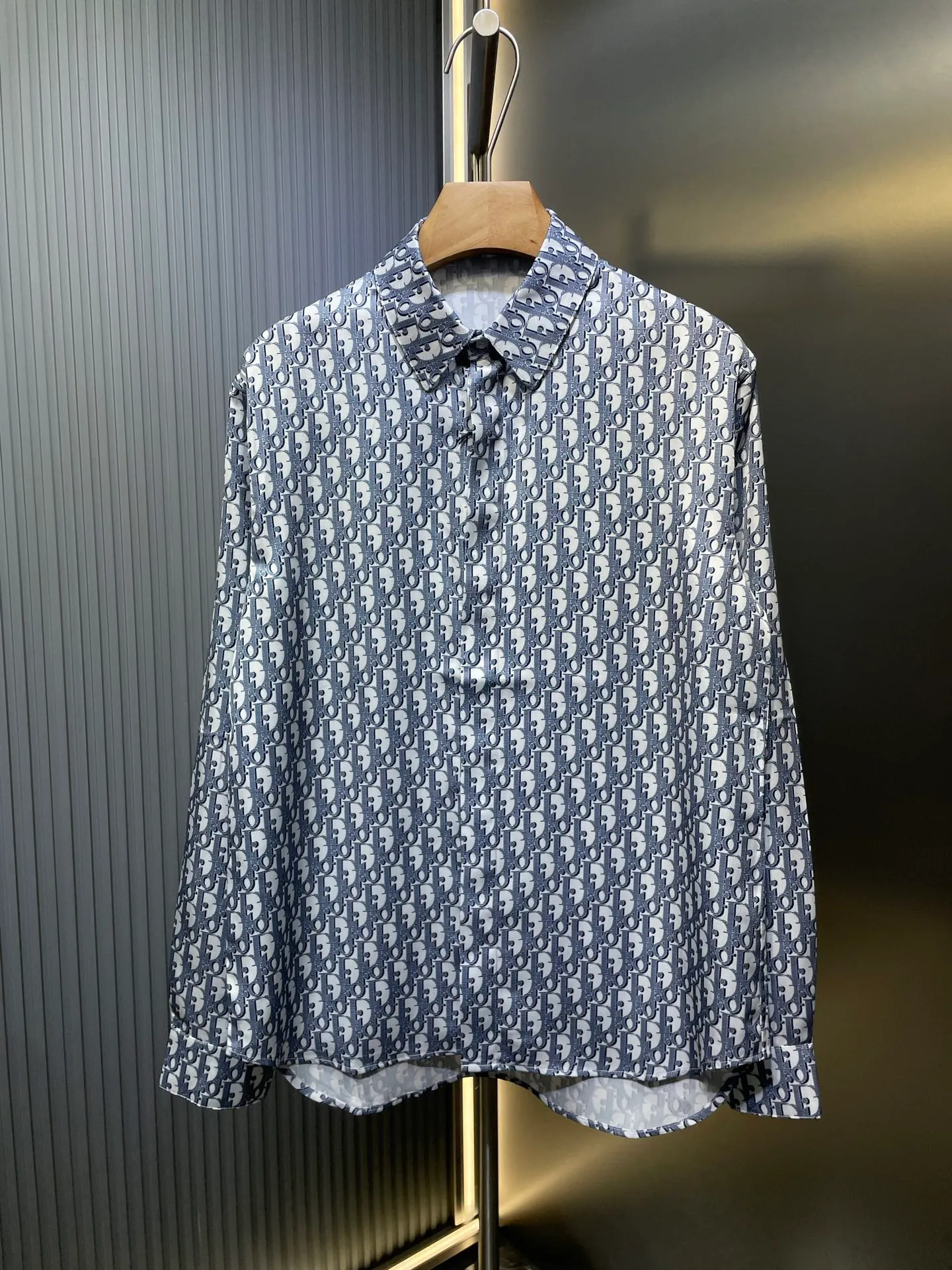 🅿️480 dior🌟【Top original order】25ss new white and blue twill fabric oblique printed short sleeves. This model is decorated with classic oblique print and is carefully made of white and blue mulberry silk twill fabric. It is paired with a peaked collar and arc-shaped hem to highlight the casual style. Matching matching can create a refined look. The whole body is decorated with the same tone oblique print, and the hidden buttons are decorated with dr The iconic mother-of-pearl buttons are very novel and fashionable, very comfortable and high-end to wear. They are a must-have item for men’s summer wardrobe. Highly recommended! Size: s m l xl