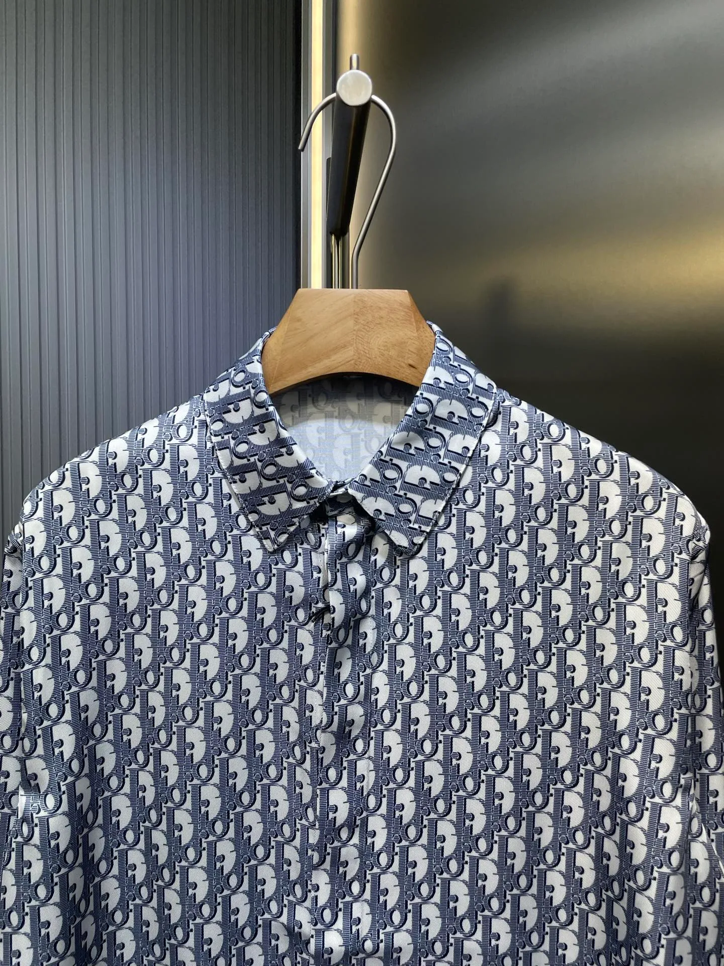 🅿️480 dior🌟【Top original order】25ss new white and blue twill fabric oblique printed short sleeves. This model is decorated with classic oblique print and is carefully made of white and blue mulberry silk twill fabric. It is paired with a peaked collar and arc-shaped hem to highlight the casual style. Matching matching can create a refined look. The whole body is decorated with the same tone oblique print, and the hidden buttons are decorated with dr The iconic mother-of-pearl buttons are very novel and fashionable, very comfortable and high-end to wear. They are a must-have item for men’s summer wardrobe. Highly recommended! Size: s m l xl