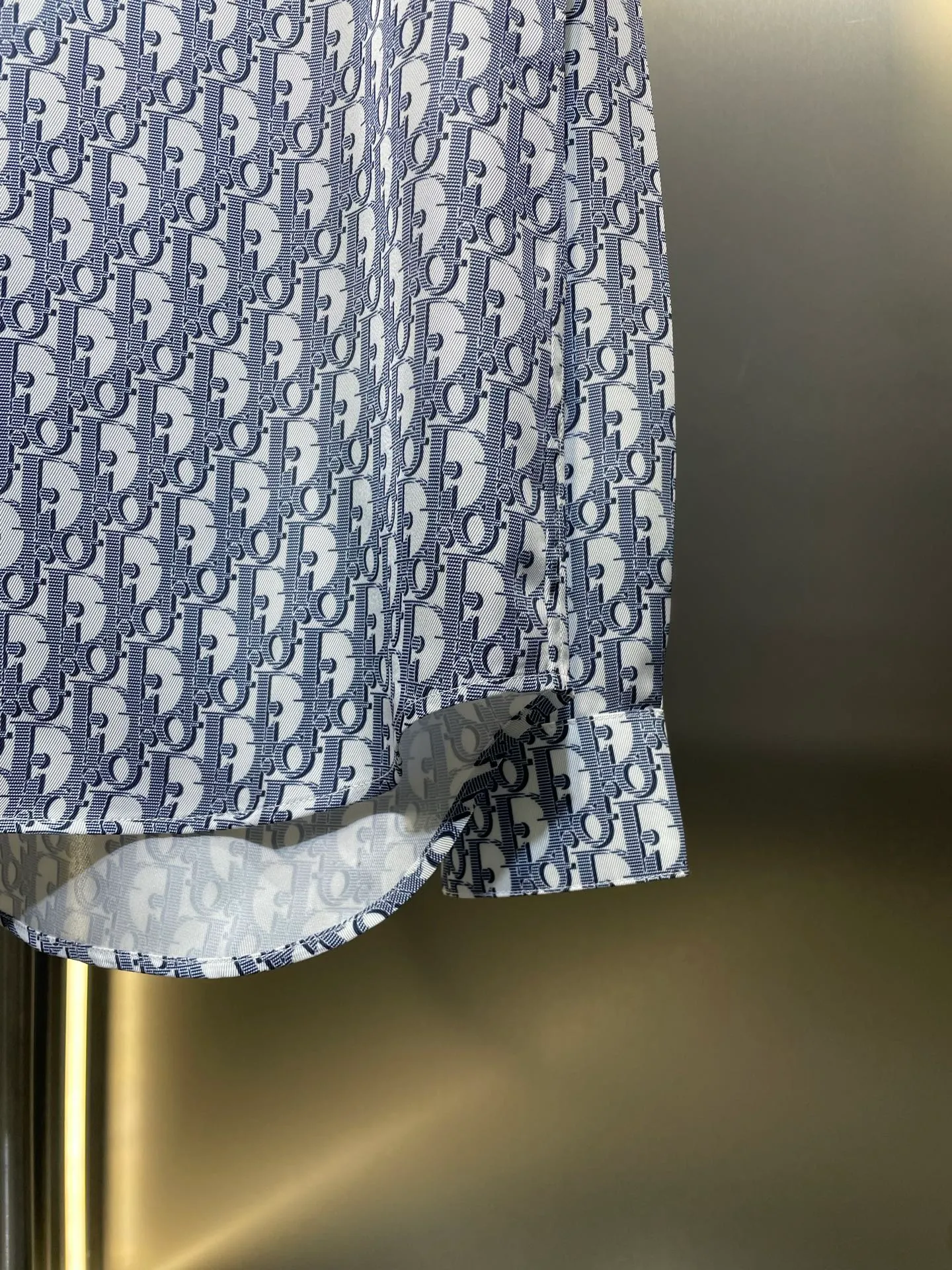🅿️480 dior🌟【Top original order】25ss new white and blue twill fabric oblique printed short sleeves. This model is decorated with classic oblique print and is carefully made of white and blue mulberry silk twill fabric. It is paired with a peaked collar and arc-shaped hem to highlight the casual style. Matching matching can create a refined look. The whole body is decorated with the same tone oblique print, and the hidden buttons are decorated with dr The iconic mother-of-pearl buttons are very novel and fashionable, very comfortable and high-end to wear. They are a must-have item for men’s summer wardrobe. Highly recommended! Size: s m l xl