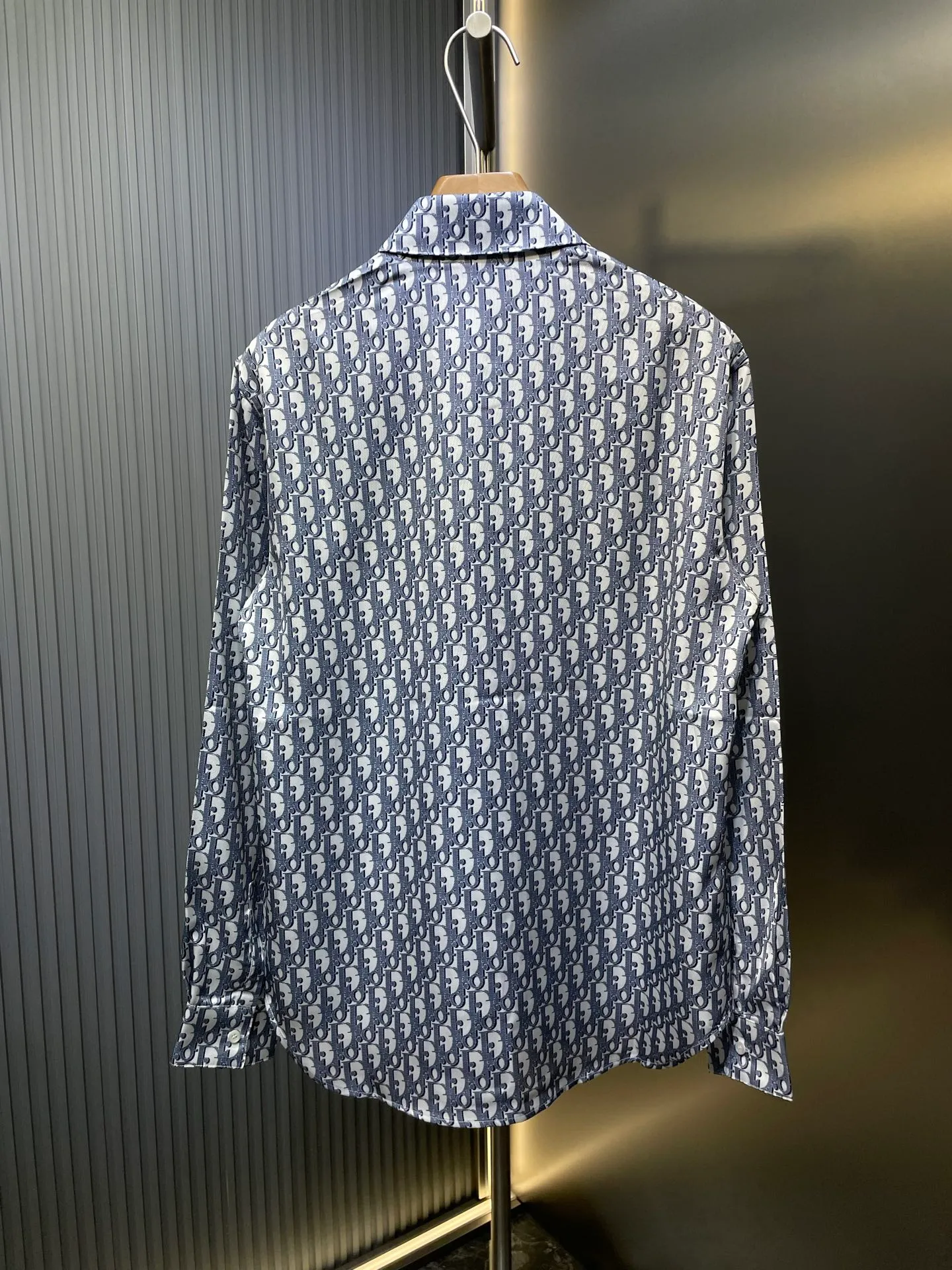 🅿️480 dior🌟【Top original order】25ss new white and blue twill fabric oblique printed short sleeves. This model is decorated with classic oblique print and is carefully made of white and blue mulberry silk twill fabric. It is paired with a peaked collar and arc-shaped hem to highlight the casual style. Matching matching can create a refined look. The whole body is decorated with the same tone oblique print, and the hidden buttons are decorated with dr The iconic mother-of-pearl buttons are very novel and fashionable, very comfortable and high-end to wear. They are a must-have item for men’s summer wardrobe. Highly recommended! Size: s m l xl