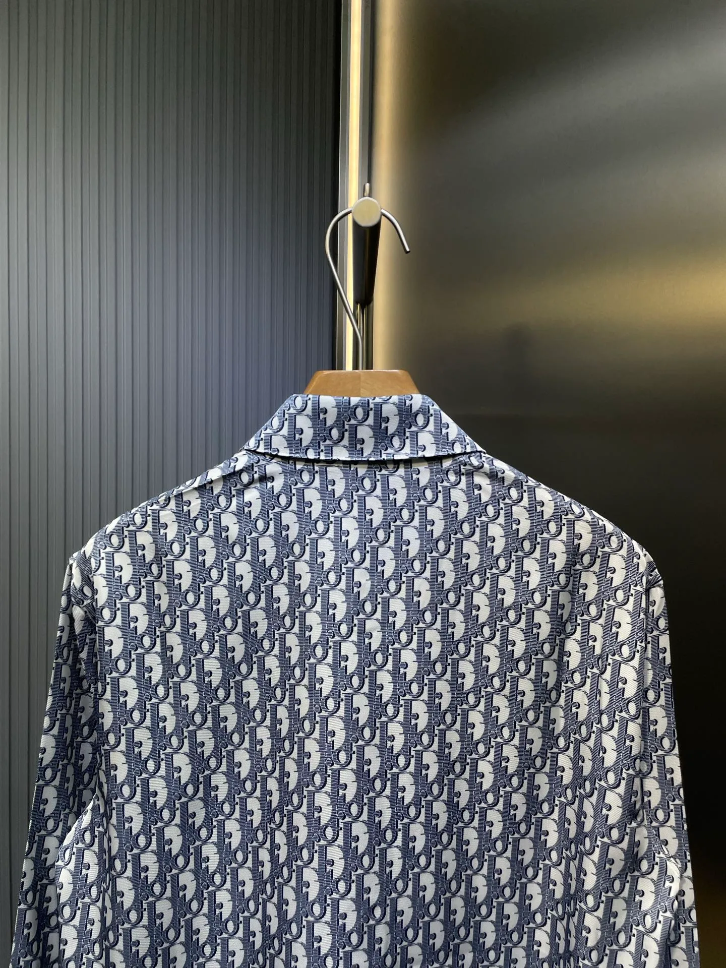 🅿️480 dior🌟【Top original order】25ss new white and blue twill fabric oblique printed short sleeves. This model is decorated with classic oblique print and is carefully made of white and blue mulberry silk twill fabric. It is paired with a peaked collar and arc-shaped hem to highlight the casual style. Matching matching can create a refined look. The whole body is decorated with the same tone oblique print, and the hidden buttons are decorated with dr The iconic mother-of-pearl buttons are very novel and fashionable, very comfortable and high-end to wear. They are a must-have item for men’s summer wardrobe. Highly recommended! Size: s m l xl
