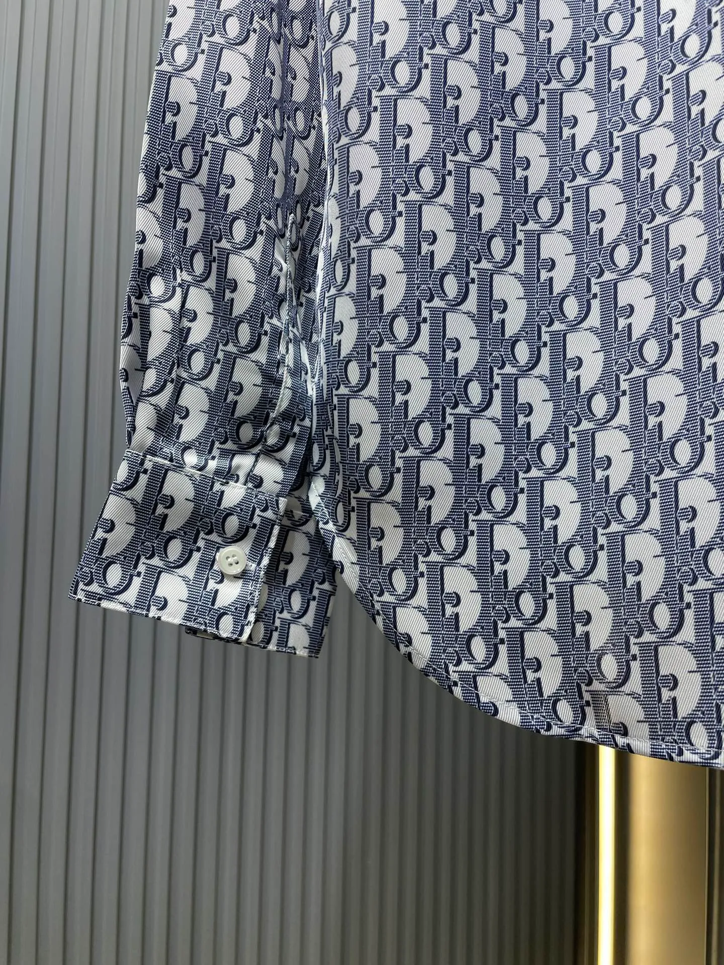 🅿️480 dior🌟【Top original order】25ss new white and blue twill fabric oblique printed short sleeves. This model is decorated with classic oblique print and is carefully made of white and blue mulberry silk twill fabric. It is paired with a peaked collar and arc-shaped hem to highlight the casual style. Matching matching can create a refined look. The whole body is decorated with the same tone oblique print, and the hidden buttons are decorated with dr The iconic mother-of-pearl buttons are very novel and fashionable, very comfortable and high-end to wear. They are a must-have item for men’s summer wardrobe. Highly recommended! Size: s m l xl