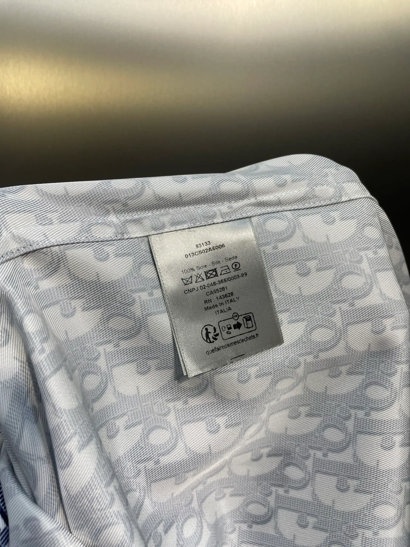 🅿️480 dior🌟【Top original order】25ss new white and blue twill fabric oblique printed short sleeves. This model is decorated with classic oblique print and is carefully made of white and blue mulberry silk twill fabric. It is paired with a peaked collar and arc-shaped hem to highlight the casual style. Matching matching can create a refined look. The whole body is decorated with the same tone oblique print, and the hidden buttons are decorated with dr The iconic mother-of-pearl buttons are very novel and fashionable, very comfortable and high-end to wear. They are a must-have item for men’s summer wardrobe. Highly recommended! Size: s m l xl
