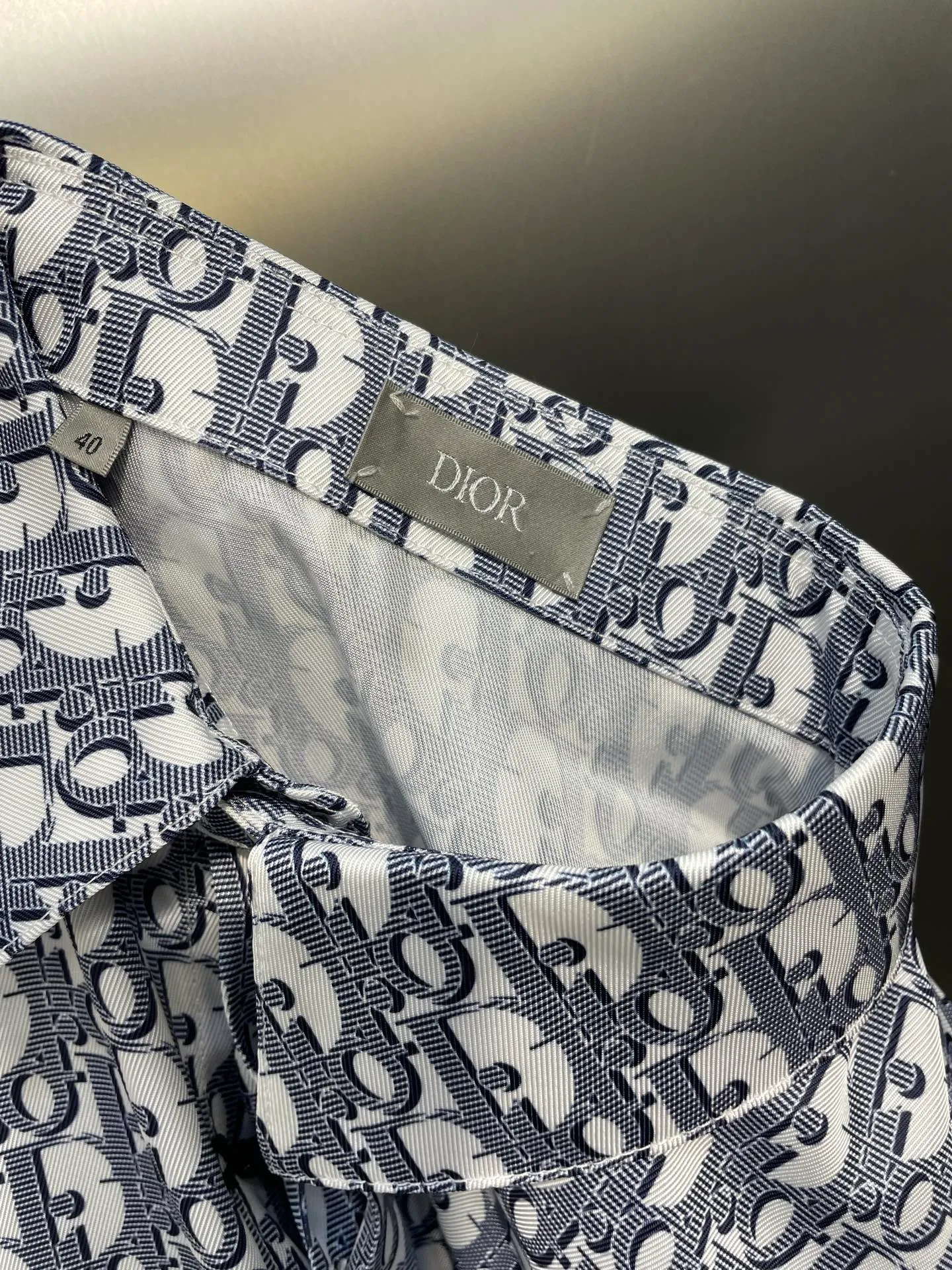 🅿️480 dior🌟【Top original order】25ss new white and blue twill fabric oblique printed short sleeves. This model is decorated with classic oblique print and is carefully made of white and blue mulberry silk twill fabric. It is paired with a peaked collar and arc-shaped hem to highlight the casual style. Matching matching can create a refined look. The whole body is decorated with the same tone oblique print, and the hidden buttons are decorated with dr The iconic mother-of-pearl buttons are very novel and fashionable, very comfortable and high-end to wear. They are a must-have item for men’s summer wardrobe. Highly recommended! Size: s m l xl