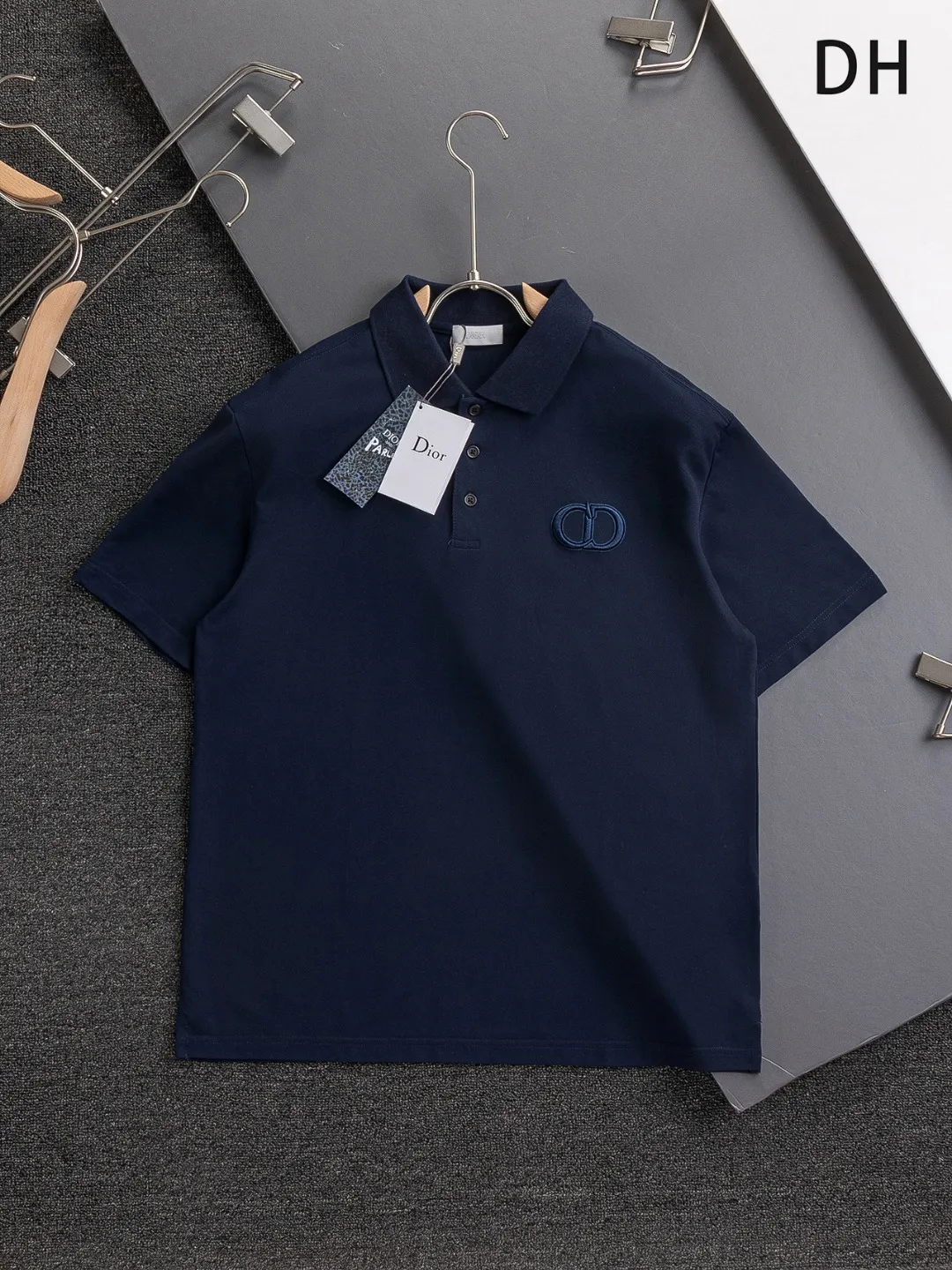 🅿️220 Dior CD DIOR micro-wide version S-XL Dior 25SS ｜Exclusively customized, the same model at the counter. Simple letters CD on the chest🪡 embroidered small logo makes it more beautiful. Exquisite craftsmanship round neck style, exclusive customized pure cotton silk fabric, soft and close-fitting technical fabric, customized original thread, extremely high grade, exquisite workmanship, and the upper body is extremely handsome. It can be said to be very mature in terms of element integration. The classic short-sleeves are complete with 3 labels and are fashionable for men. They are unparalleled in terms of upper body comfort and can be said to be a summer must-have. The dark and light colors are carefully crafted as the main body. Against the pure black background, it seems to reveal a mysterious atmosphere coming from the starry sky~ The softest material and fabric used can perfectly soothe every inch of skin and provide an excellent touch experience. The organic combination of style and craftsmanship makes the matching experience more complicated. Whether it is worn as an inner layer or worn alone, it is a very ingenious piece ~ worth buying! ! Plant grass online~~Highly recommended! ! ! Color: Black White Royal Blue Size Chart: S: Shoulder Width 50 - Bust 54 - Clothing Length 70 M: Shoulder Width 52 - Bust 56.5 - Clothing Length 72 L: Shoulder Width 54 - Bust 59 - Clothing Length 74 XL: Shoulder Width 56 - Bust 61.5 - Clothing Length 76