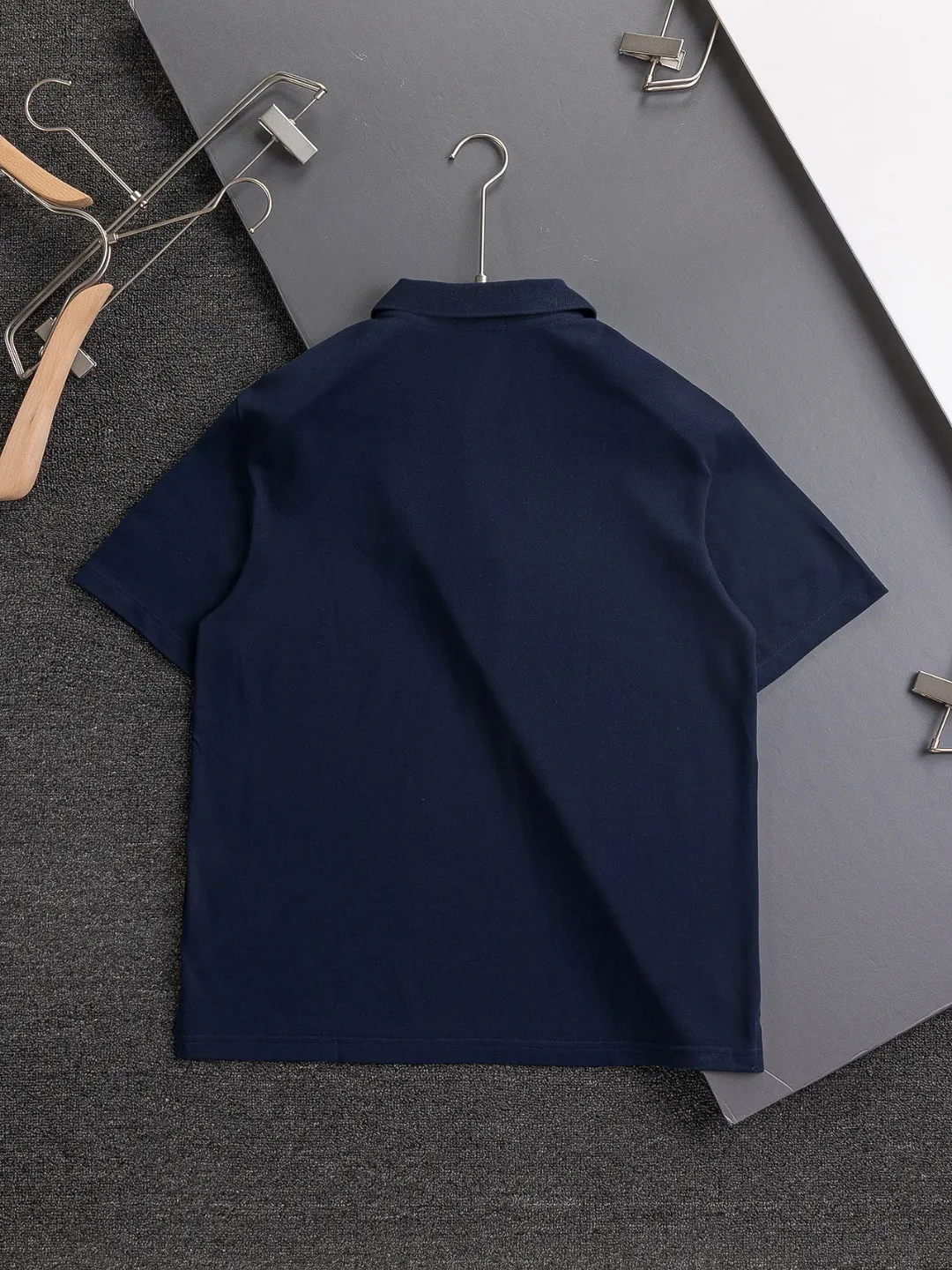 🅿️220 Dior CD DIOR micro-wide version S-XL Dior 25SS ｜Exclusively customized, the same model at the counter. Simple letters CD on the chest🪡 embroidered small logo makes it more beautiful. Exquisite craftsmanship round neck style, exclusive customized pure cotton silk fabric, soft and close-fitting technical fabric, customized original thread, extremely high grade, exquisite workmanship, and the upper body is extremely handsome. It can be said to be very mature in terms of element integration. The classic short-sleeves are complete with 3 labels and are fashionable for men. They are unparalleled in terms of upper body comfort and can be said to be a summer must-have. The dark and light colors are carefully crafted as the main body. Against the pure black background, it seems to reveal a mysterious atmosphere coming from the starry sky~ The softest material and fabric used can perfectly soothe every inch of skin and provide an excellent touch experience. The organic combination of style and craftsmanship makes the matching experience more complicated. Whether it is worn as an inner layer or worn alone, it is a very ingenious piece ~ worth buying! ! Plant grass online~~Highly recommended! ! ! Color: Black White Royal Blue Size Chart: S: Shoulder Width 50 - Bust 54 - Clothing Length 70 M: Shoulder Width 52 - Bust 56.5 - Clothing Length 72 L: Shoulder Width 54 - Bust 59 - Clothing Length 74 XL: Shoulder Width 56 - Bust 61.5 - Clothing Length 76