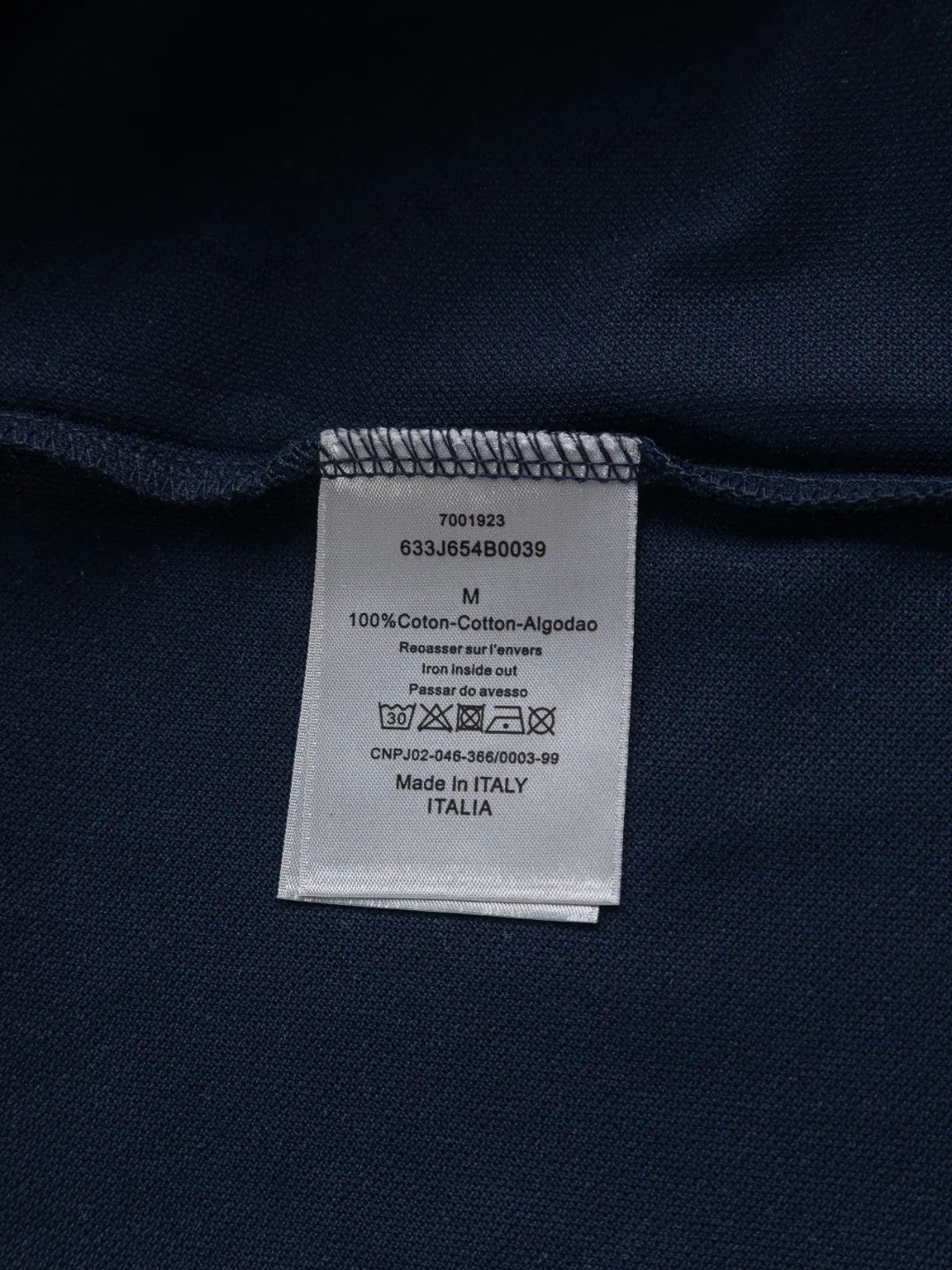 🅿️220 Dior CD DIOR micro-wide version S-XL Dior 25SS ｜Exclusively customized, the same model at the counter. Simple letters CD on the chest🪡 embroidered small logo makes it more beautiful. Exquisite craftsmanship round neck style, exclusive customized pure cotton silk fabric, soft and close-fitting technical fabric, customized original thread, extremely high grade, exquisite workmanship, and the upper body is extremely handsome. It can be said to be very mature in terms of element integration. The classic short-sleeves are complete with 3 labels and are fashionable for men. They are unparalleled in terms of upper body comfort and can be said to be a summer must-have. The dark and light colors are carefully crafted as the main body. Against the pure black background, it seems to reveal a mysterious atmosphere coming from the starry sky~ The softest material and fabric used can perfectly soothe every inch of skin and provide an excellent touch experience. The organic combination of style and craftsmanship makes the matching experience more complicated. Whether it is worn as an inner layer or worn alone, it is a very ingenious piece ~ worth buying! ! Plant grass online~~Highly recommended! ! ! Color: Black White Royal Blue Size Chart: S: Shoulder Width 50 - Bust 54 - Clothing Length 70 M: Shoulder Width 52 - Bust 56.5 - Clothing Length 72 L: Shoulder Width 54 - Bust 59 - Clothing Length 74 XL: Shoulder Width 56 - Bust 61.5 - Clothing Length 76