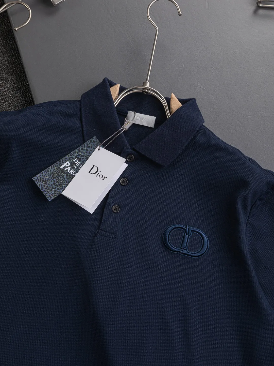 🅿️220 Dior CD DIOR micro-wide version S-XL Dior 25SS ｜Exclusively customized, the same model at the counter. Simple letters CD on the chest🪡 embroidered small logo makes it more beautiful. Exquisite craftsmanship round neck style, exclusive customized pure cotton silk fabric, soft and close-fitting technical fabric, customized original thread, extremely high grade, exquisite workmanship, and the upper body is extremely handsome. It can be said to be very mature in terms of element integration. The classic short-sleeves are complete with 3 labels and are fashionable for men. They are unparalleled in terms of upper body comfort and can be said to be a summer must-have. The dark and light colors are carefully crafted as the main body. Against the pure black background, it seems to reveal a mysterious atmosphere coming from the starry sky~ The softest material and fabric used can perfectly soothe every inch of skin and provide an excellent touch experience. The organic combination of style and craftsmanship makes the matching experience more complicated. Whether it is worn as an inner layer or worn alone, it is a very ingenious piece ~ worth buying! ! Plant grass online~~Highly recommended! ! ! Color: Black White Royal Blue Size Chart: S: Shoulder Width 50 - Bust 54 - Clothing Length 70 M: Shoulder Width 52 - Bust 56.5 - Clothing Length 72 L: Shoulder Width 54 - Bust 59 - Clothing Length 74 XL: Shoulder Width 56 - Bust 61.5 - Clothing Length 76
