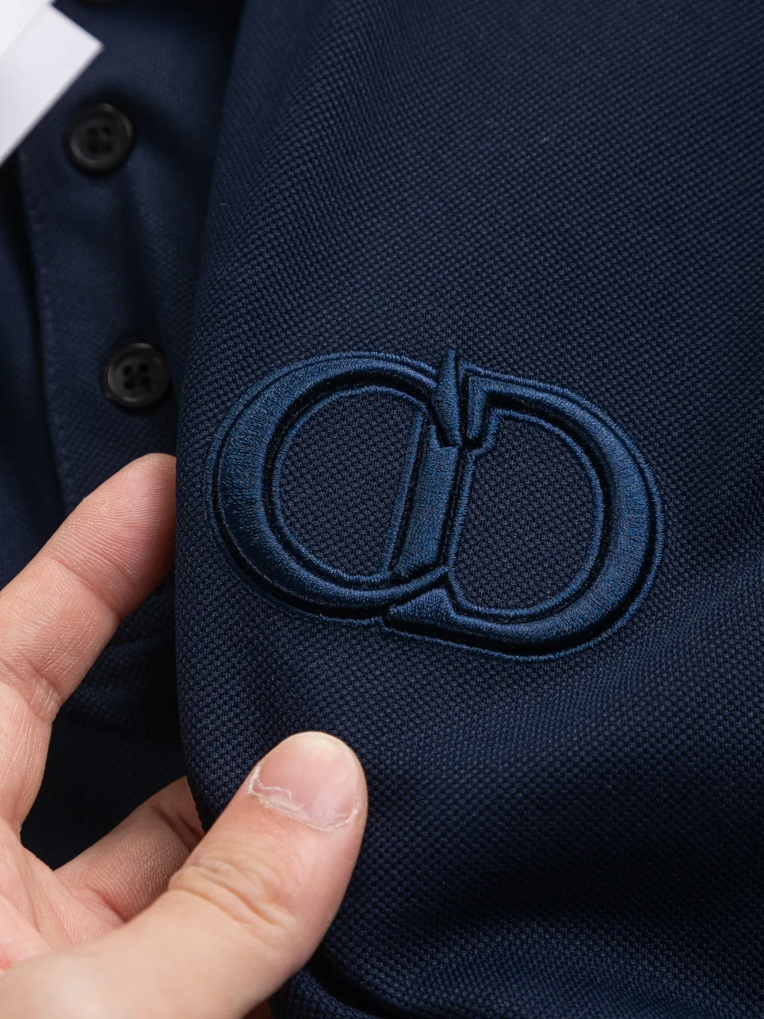 🅿️220 Dior CD DIOR micro-wide version S-XL Dior 25SS ｜Exclusively customized, the same model at the counter. Simple letters CD on the chest🪡 embroidered small logo makes it more beautiful. Exquisite craftsmanship round neck style, exclusive customized pure cotton silk fabric, soft and close-fitting technical fabric, customized original thread, extremely high grade, exquisite workmanship, and the upper body is extremely handsome. It can be said to be very mature in terms of element integration. The classic short-sleeves are complete with 3 labels and are fashionable for men. They are unparalleled in terms of upper body comfort and can be said to be a summer must-have. The dark and light colors are carefully crafted as the main body. Against the pure black background, it seems to reveal a mysterious atmosphere coming from the starry sky~ The softest material and fabric used can perfectly soothe every inch of skin and provide an excellent touch experience. The organic combination of style and craftsmanship makes the matching experience more complicated. Whether it is worn as an inner layer or worn alone, it is a very ingenious piece ~ worth buying! ! Plant grass online~~Highly recommended! ! ! Color: Black White Royal Blue Size Chart: S: Shoulder Width 50 - Bust 54 - Clothing Length 70 M: Shoulder Width 52 - Bust 56.5 - Clothing Length 72 L: Shoulder Width 54 - Bust 59 - Clothing Length 74 XL: Shoulder Width 56 - Bust 61.5 - Clothing Length 76