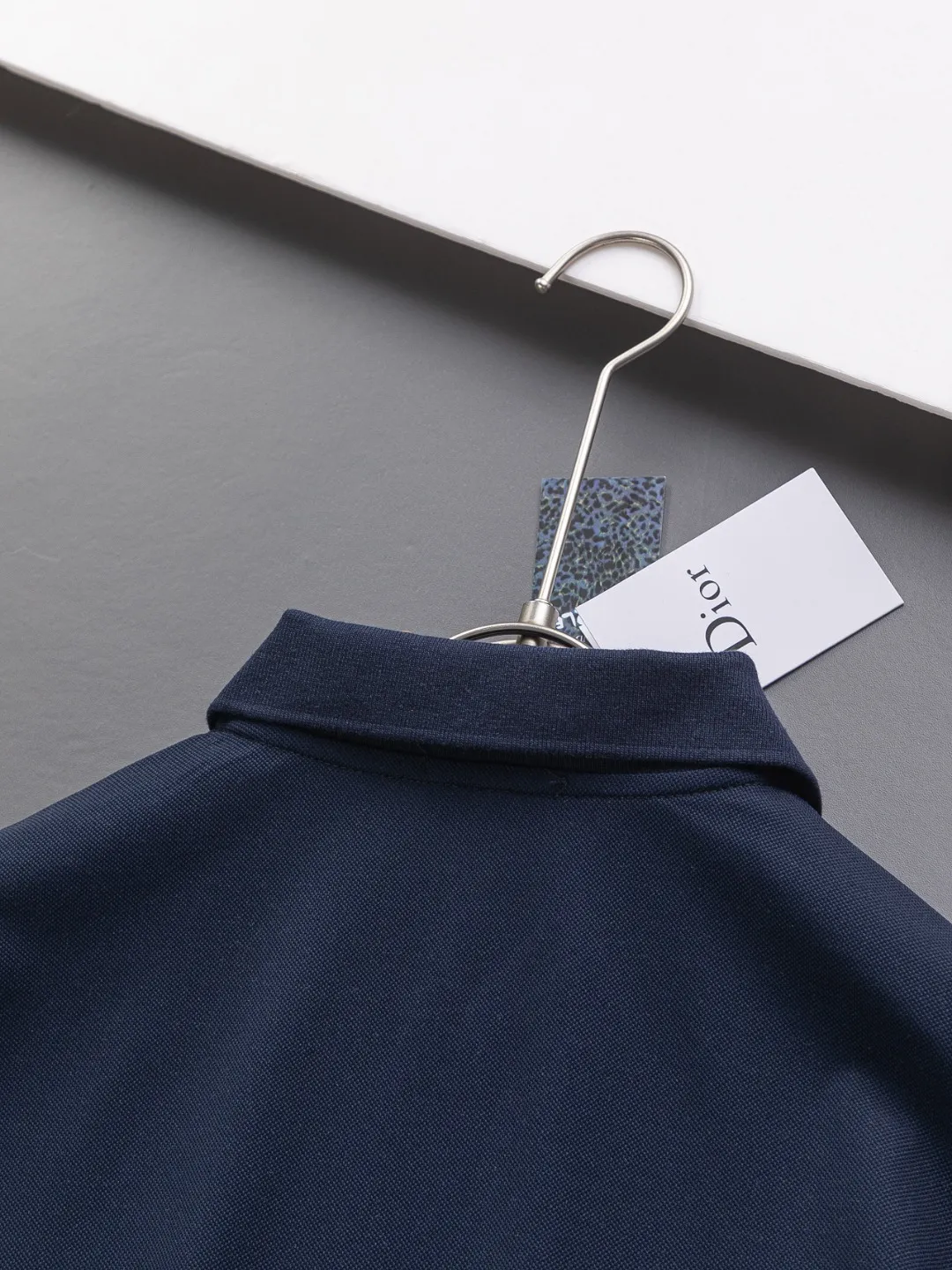 🅿️220 Dior CD DIOR micro-wide version S-XL Dior 25SS ｜Exclusively customized, the same model at the counter. Simple letters CD on the chest🪡 embroidered small logo makes it more beautiful. Exquisite craftsmanship round neck style, exclusive customized pure cotton silk fabric, soft and close-fitting technical fabric, customized original thread, extremely high grade, exquisite workmanship, and the upper body is extremely handsome. It can be said to be very mature in terms of element integration. The classic short-sleeves are complete with 3 labels and are fashionable for men. They are unparalleled in terms of upper body comfort and can be said to be a summer must-have. The dark and light colors are carefully crafted as the main body. Against the pure black background, it seems to reveal a mysterious atmosphere coming from the starry sky~ The softest material and fabric used can perfectly soothe every inch of skin and provide an excellent touch experience. The organic combination of style and craftsmanship makes the matching experience more complicated. Whether it is worn as an inner layer or worn alone, it is a very ingenious piece ~ worth buying! ! Plant grass online~~Highly recommended! ! ! Color: Black White Royal Blue Size Chart: S: Shoulder Width 50 - Bust 54 - Clothing Length 70 M: Shoulder Width 52 - Bust 56.5 - Clothing Length 72 L: Shoulder Width 54 - Bust 59 - Clothing Length 74 XL: Shoulder Width 56 - Bust 61.5 - Clothing Length 76