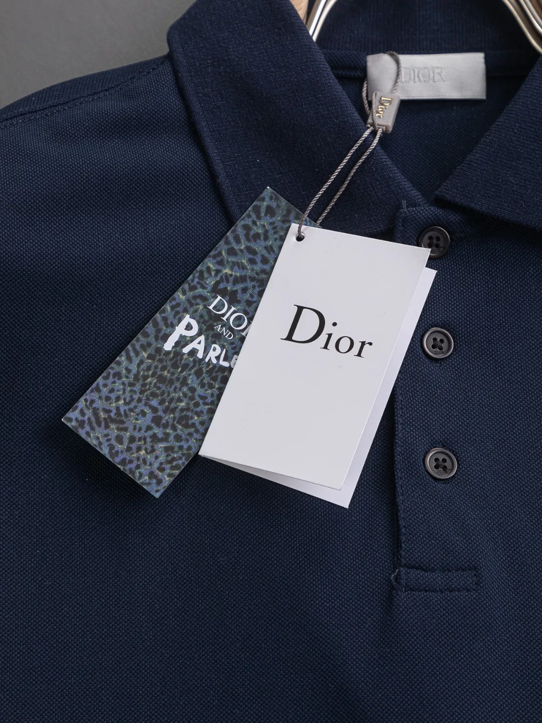 🅿️220 Dior CD DIOR micro-wide version S-XL Dior 25SS ｜Exclusively customized, the same model at the counter. Simple letters CD on the chest🪡 embroidered small logo makes it more beautiful. Exquisite craftsmanship round neck style, exclusive customized pure cotton silk fabric, soft and close-fitting technical fabric, customized original thread, extremely high grade, exquisite workmanship, and the upper body is extremely handsome. It can be said to be very mature in terms of element integration. The classic short-sleeves are complete with 3 labels and are fashionable for men. They are unparalleled in terms of upper body comfort and can be said to be a summer must-have. The dark and light colors are carefully crafted as the main body. Against the pure black background, it seems to reveal a mysterious atmosphere coming from the starry sky~ The softest material and fabric used can perfectly soothe every inch of skin and provide an excellent touch experience. The organic combination of style and craftsmanship makes the matching experience more complicated. Whether it is worn as an inner layer or worn alone, it is a very ingenious piece ~ worth buying! ! Plant grass online~~Highly recommended! ! ! Color: Black White Royal Blue Size Chart: S: Shoulder Width 50 - Bust 54 - Clothing Length 70 M: Shoulder Width 52 - Bust 56.5 - Clothing Length 72 L: Shoulder Width 54 - Bust 59 - Clothing Length 74 XL: Shoulder Width 56 - Bust 61.5 - Clothing Length 76