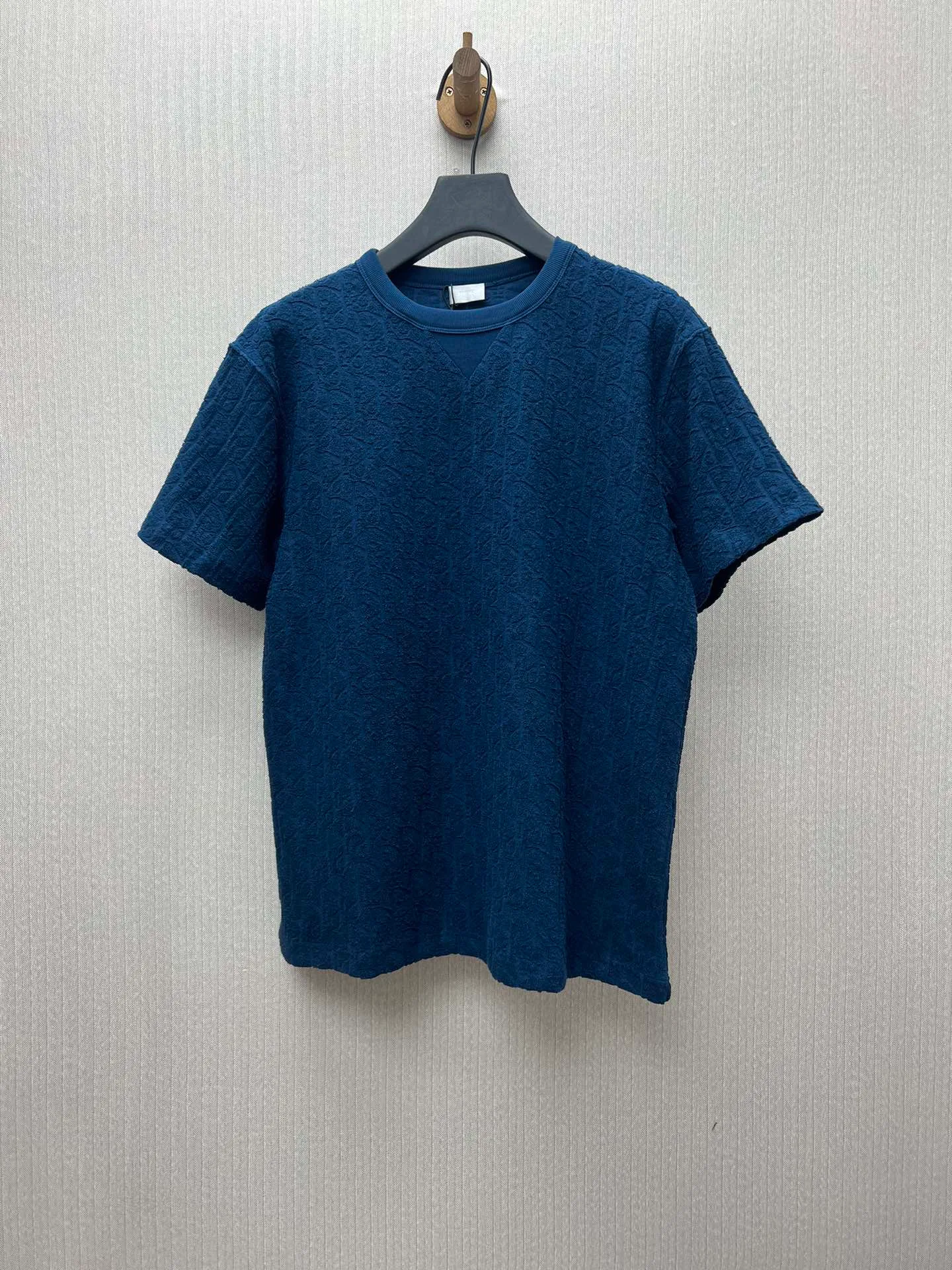 🅿️300 Dior 25ss new blue cotton terry fabric T-shirt decorated with tonal jacquard pattern, paying tribute to the classic Oblique print. The ribbed crew neck with V-shape details creates a casual finish. The loose fit allows you to pair it with jeans or track pants to enhance your style. Size: S.M.L.XL.