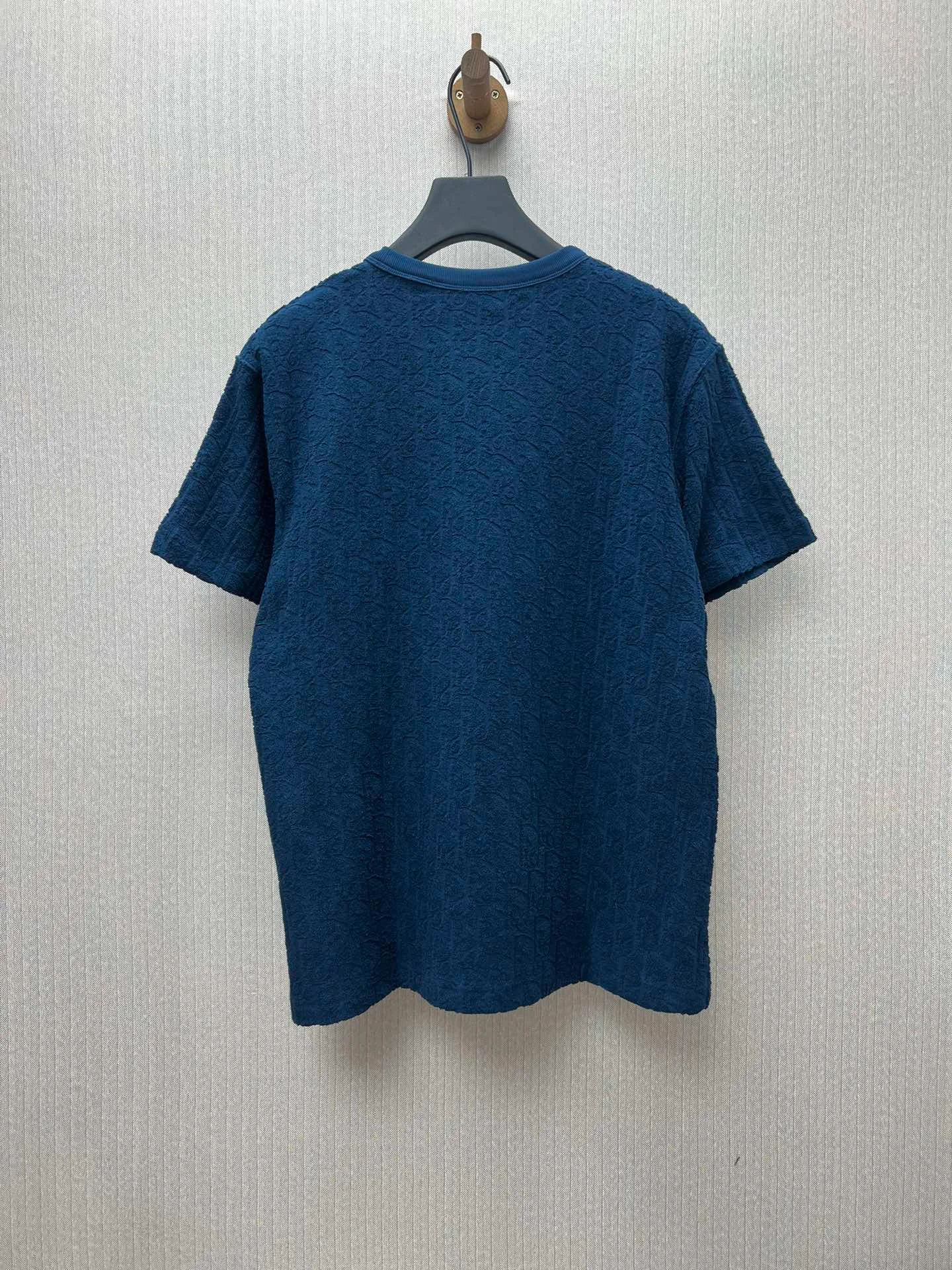 🅿️300 Dior 25ss new blue cotton terry fabric T-shirt decorated with tonal jacquard pattern, paying tribute to the classic Oblique print. The ribbed crew neck with V-shape details creates a casual finish. The loose fit allows you to pair it with jeans or track pants to enhance your style. Size: S.M.L.XL.