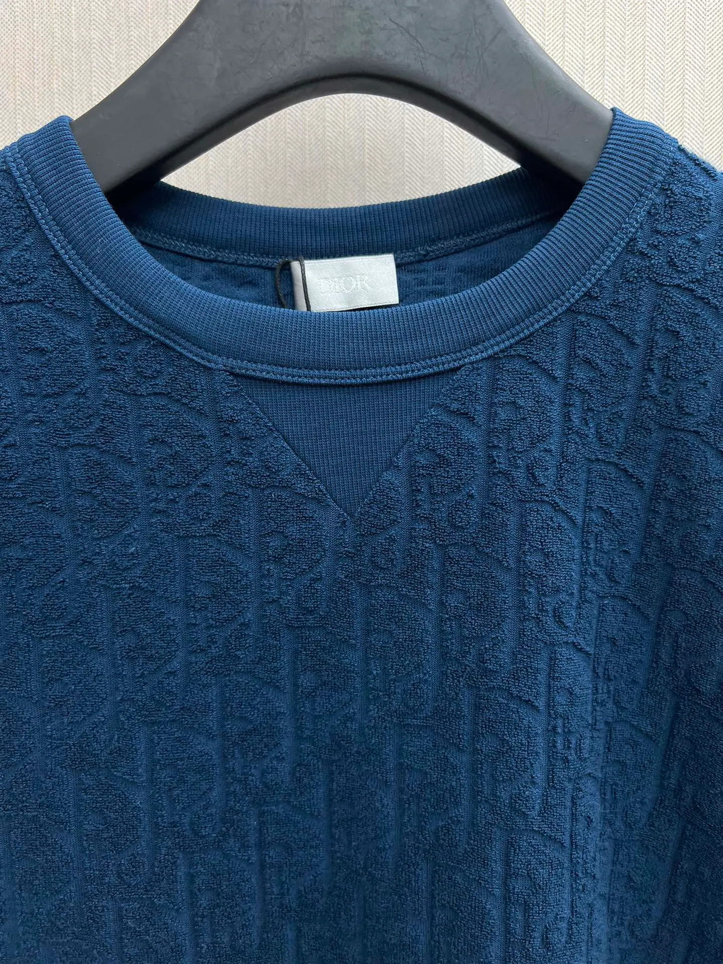🅿️300 Dior 25ss new blue cotton terry fabric T-shirt decorated with tonal jacquard pattern, paying tribute to the classic Oblique print. The ribbed crew neck with V-shape details creates a casual finish. The loose fit allows you to pair it with jeans or track pants to enhance your style. Size: S.M.L.XL.