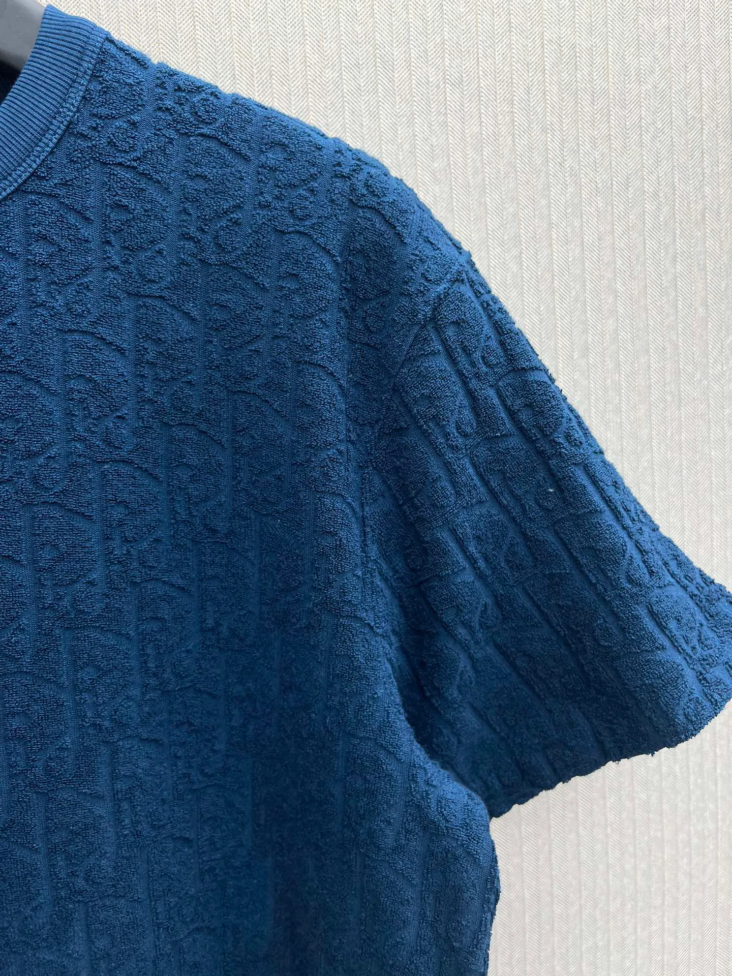 🅿️300 Dior 25ss new blue cotton terry fabric T-shirt decorated with tonal jacquard pattern, paying tribute to the classic Oblique print. The ribbed crew neck with V-shape details creates a casual finish. The loose fit allows you to pair it with jeans or track pants to enhance your style. Size: S.M.L.XL.