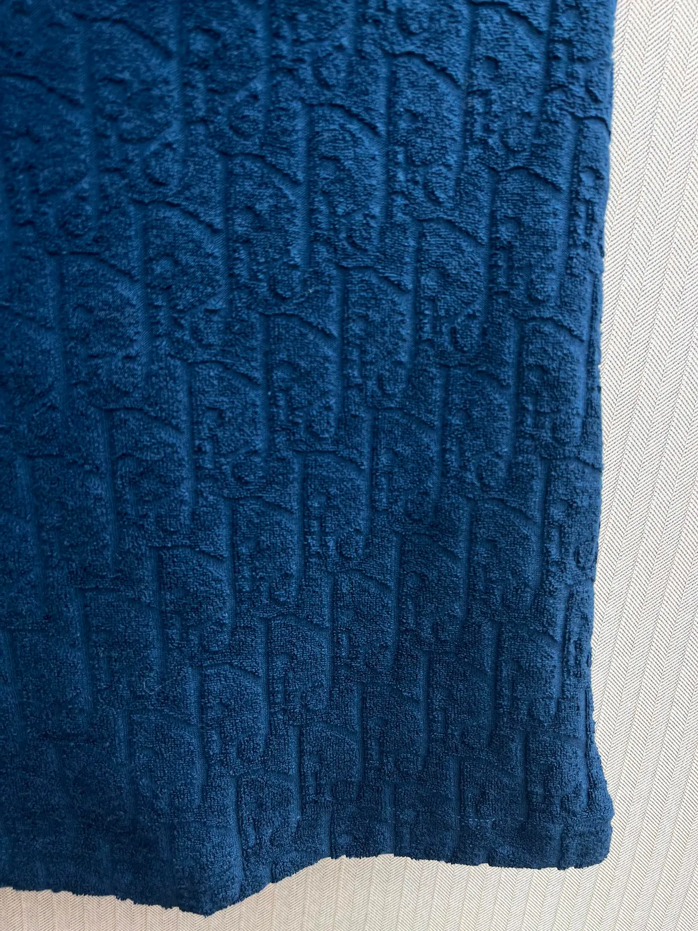 🅿️300 Dior 25ss new blue cotton terry fabric T-shirt decorated with tonal jacquard pattern, paying tribute to the classic Oblique print. The ribbed crew neck with V-shape details creates a casual finish. The loose fit allows you to pair it with jeans or track pants to enhance your style. Size: S.M.L.XL.